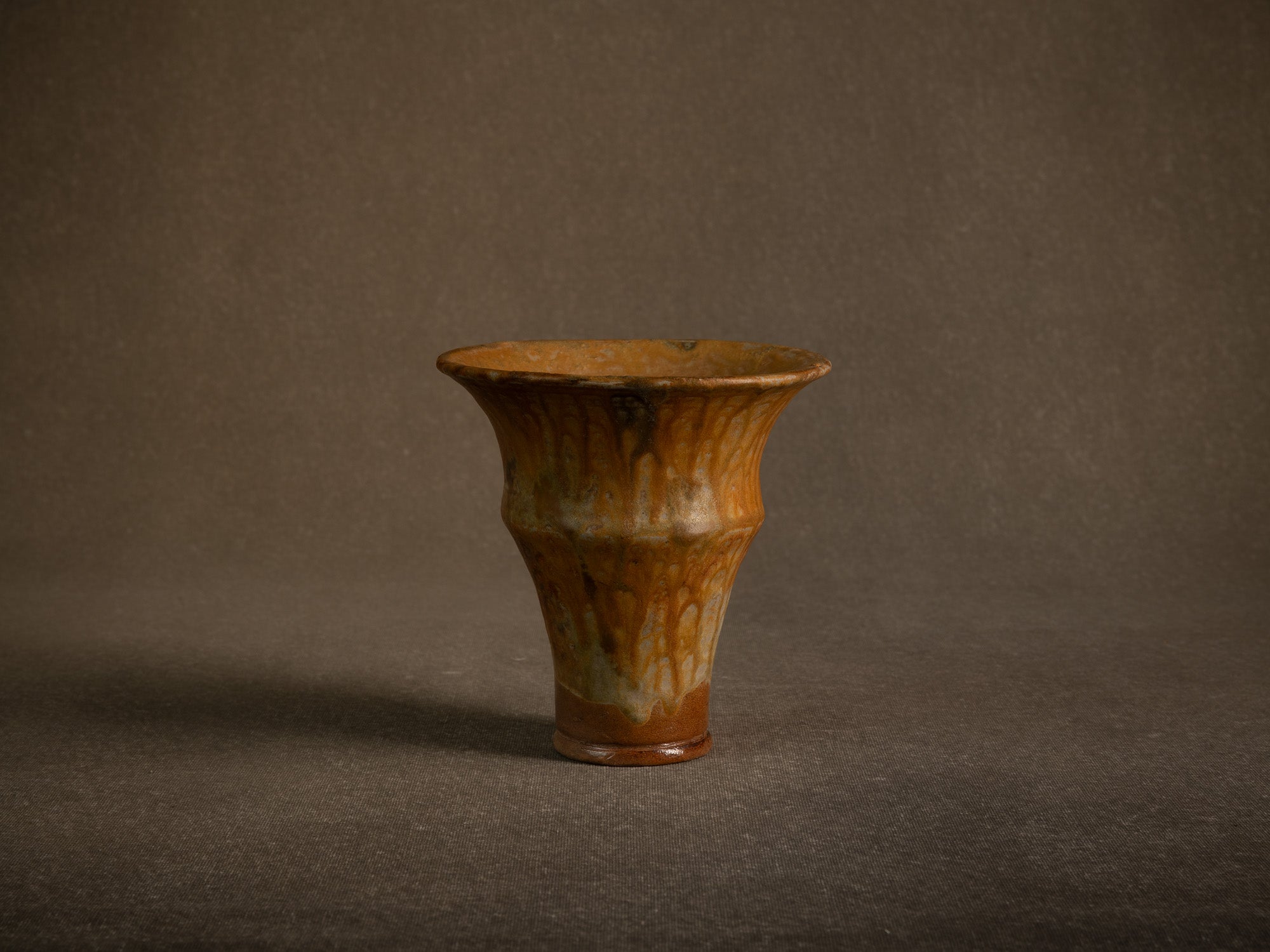 Vase cornet en grès de La Borne par Jean‑Eugène Bedu pour Primavera, France (vers 1920)..Stoneware trumpet vase from La Borne by Jean‑Eugène Bedu for Primavera, France (circa 1920)