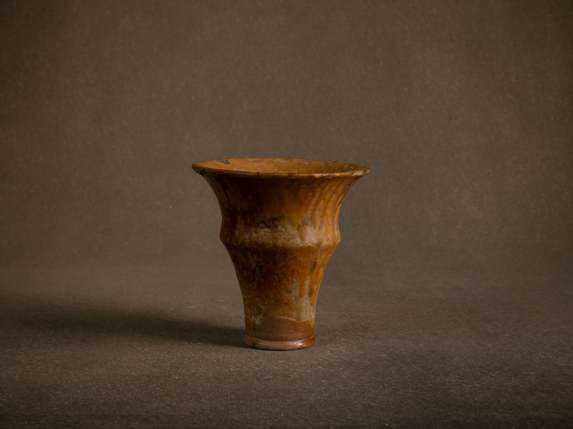 Vase cornet en grès de La Borne par Jean‑Eugène Bedu pour Primavera, France (vers 1920)..Stoneware trumpet vase from La Borne by Jean‑Eugène Bedu for Primavera, France (circa 1920)