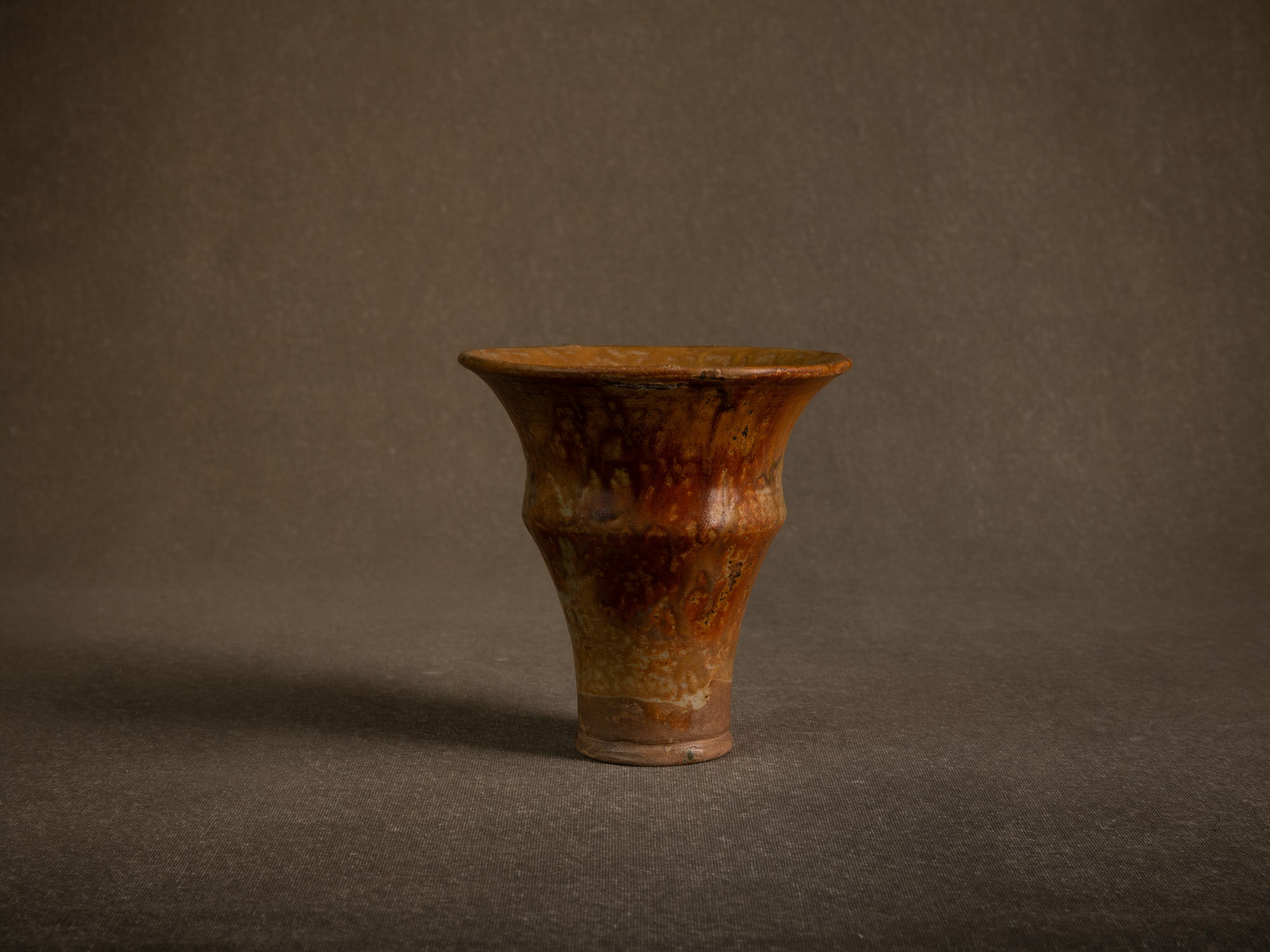 Vase cornet en grès de La Borne par Jean‑Eugène Bedu pour Primavera, France (vers 1920)..Stoneware trumpet vase from La Borne by Jean‑Eugène Bedu for Primavera, France (circa 1920)