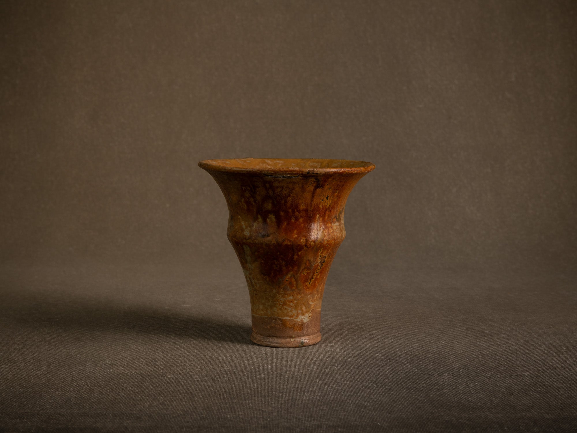 Vase cornet en grès de La Borne par Jean‑Eugène Bedu pour Primavera, France (vers 1920)..Stoneware trumpet vase from La Borne by Jean‑Eugène Bedu for Primavera, France (circa 1920)