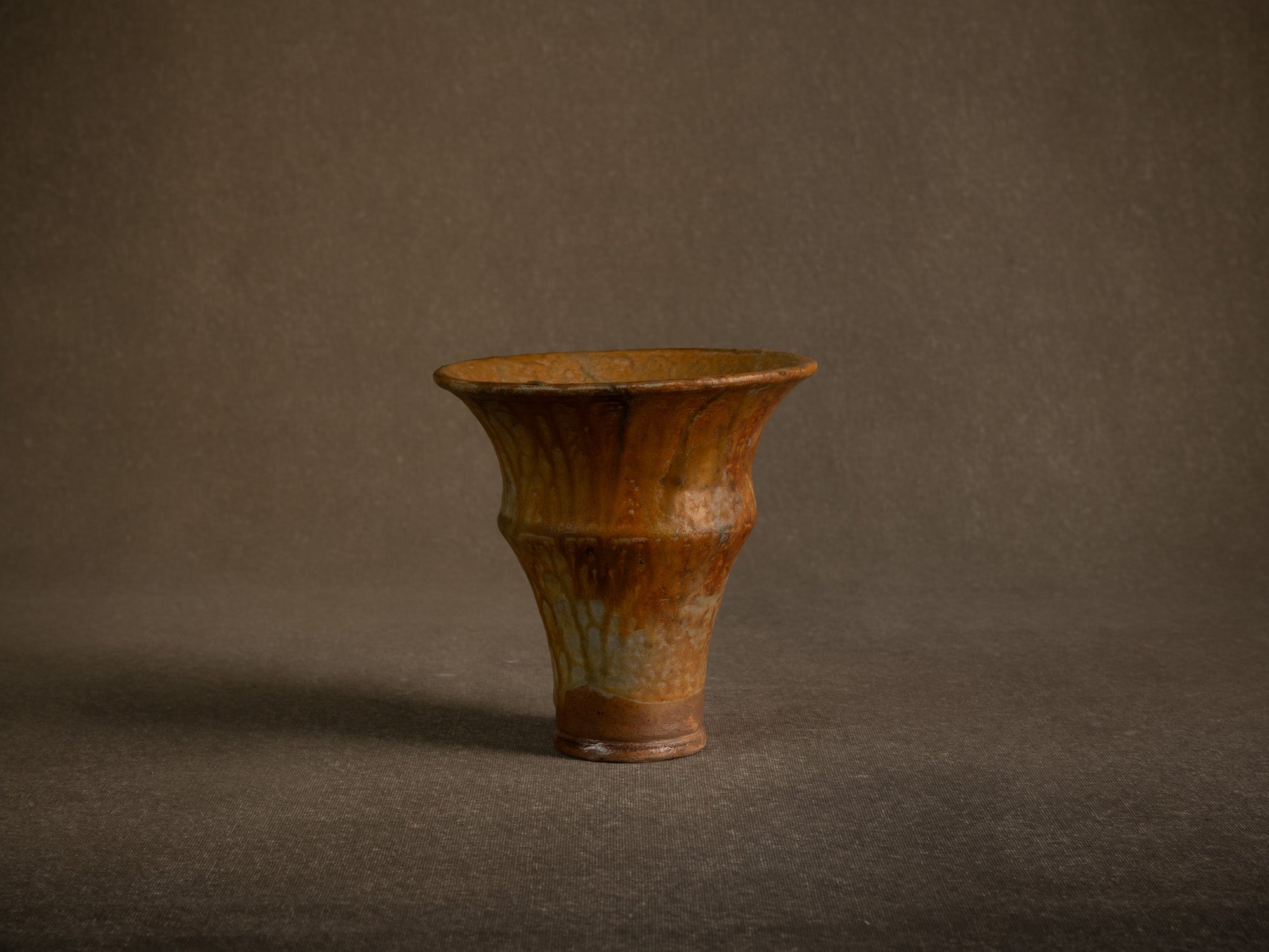 Vase cornet en grès de La Borne par Jean‑Eugène Bedu pour Primavera, France (vers 1920)..Stoneware trumpet vase from La Borne by Jean‑Eugène Bedu for Primavera, France (circa 1920)