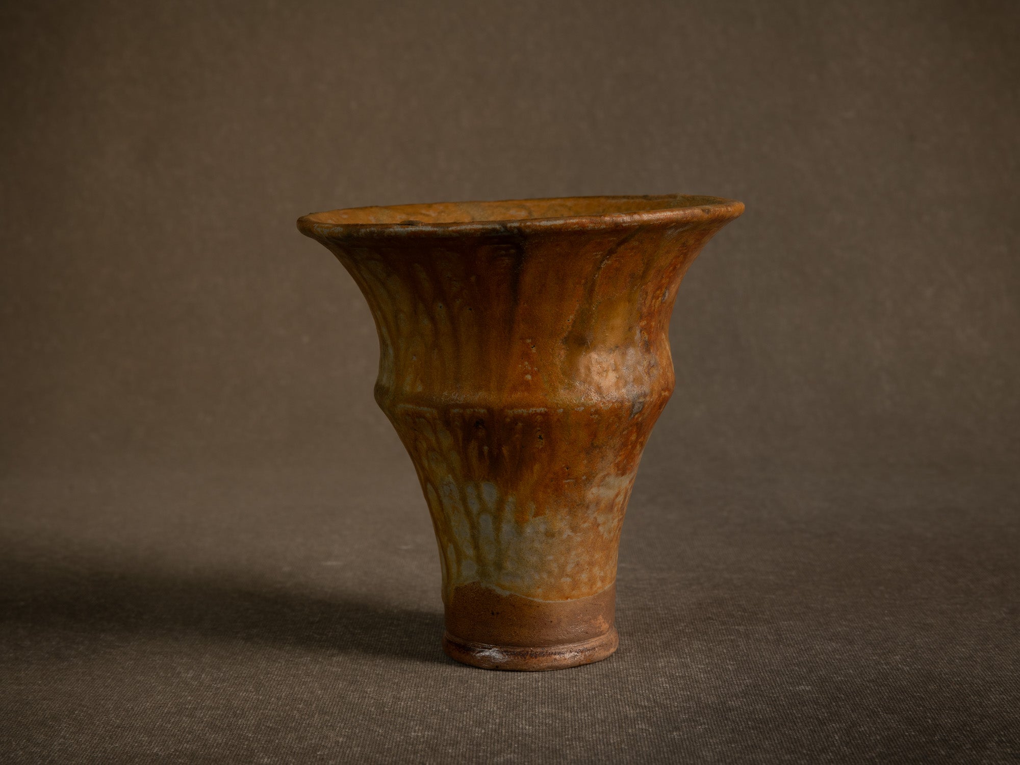 Vase cornet en grès de La Borne par Jean‑Eugène Bedu pour Primavera, France (vers 1920)..Stoneware trumpet vase from La Borne by Jean‑Eugène Bedu for Primavera, France (circa 1920)