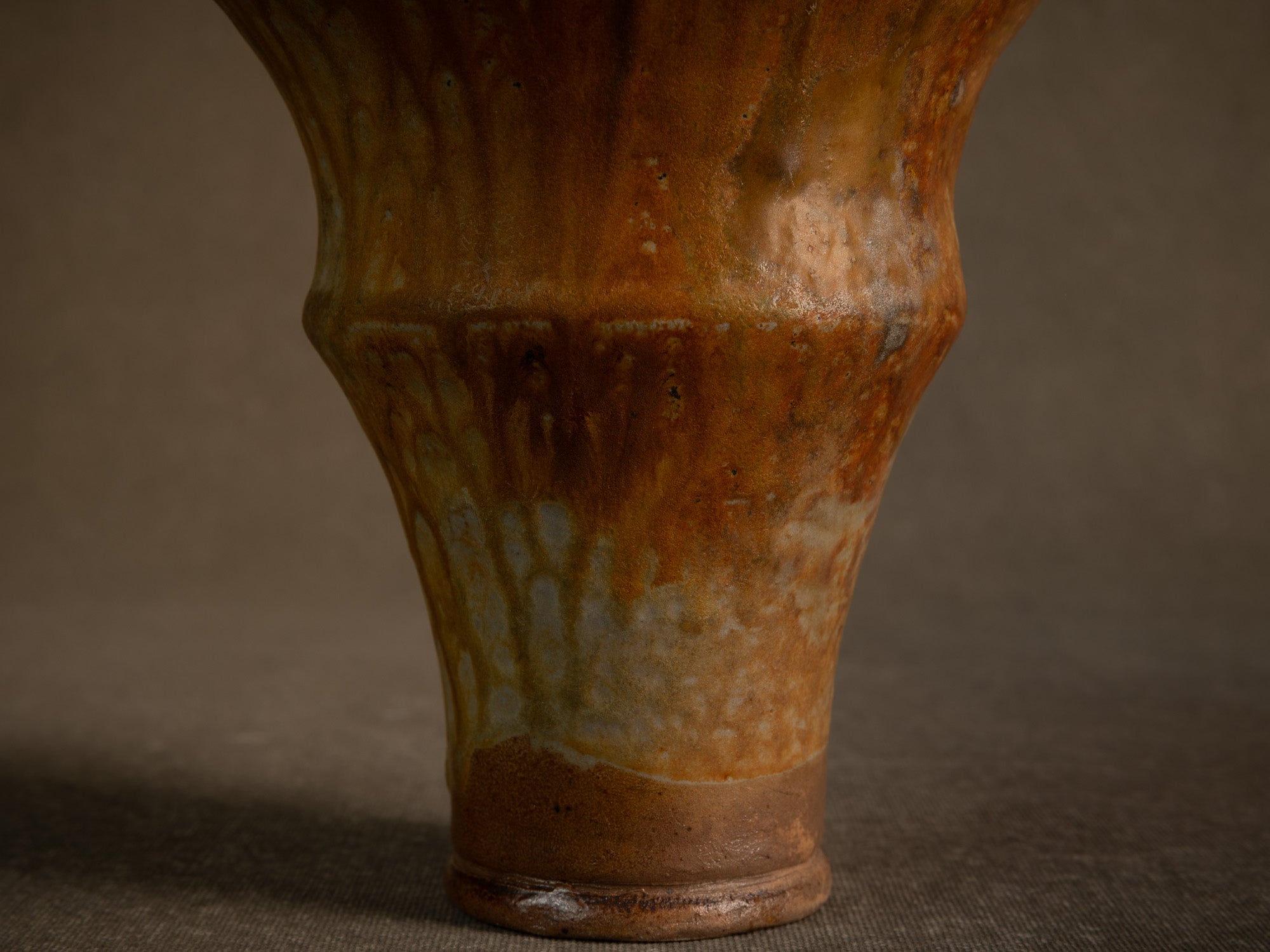 Vase cornet en grès de La Borne par Jean‑Eugène Bedu pour Primavera, France (vers 1920)..Stoneware trumpet vase from La Borne by Jean‑Eugène Bedu for Primavera, France (circa 1920)