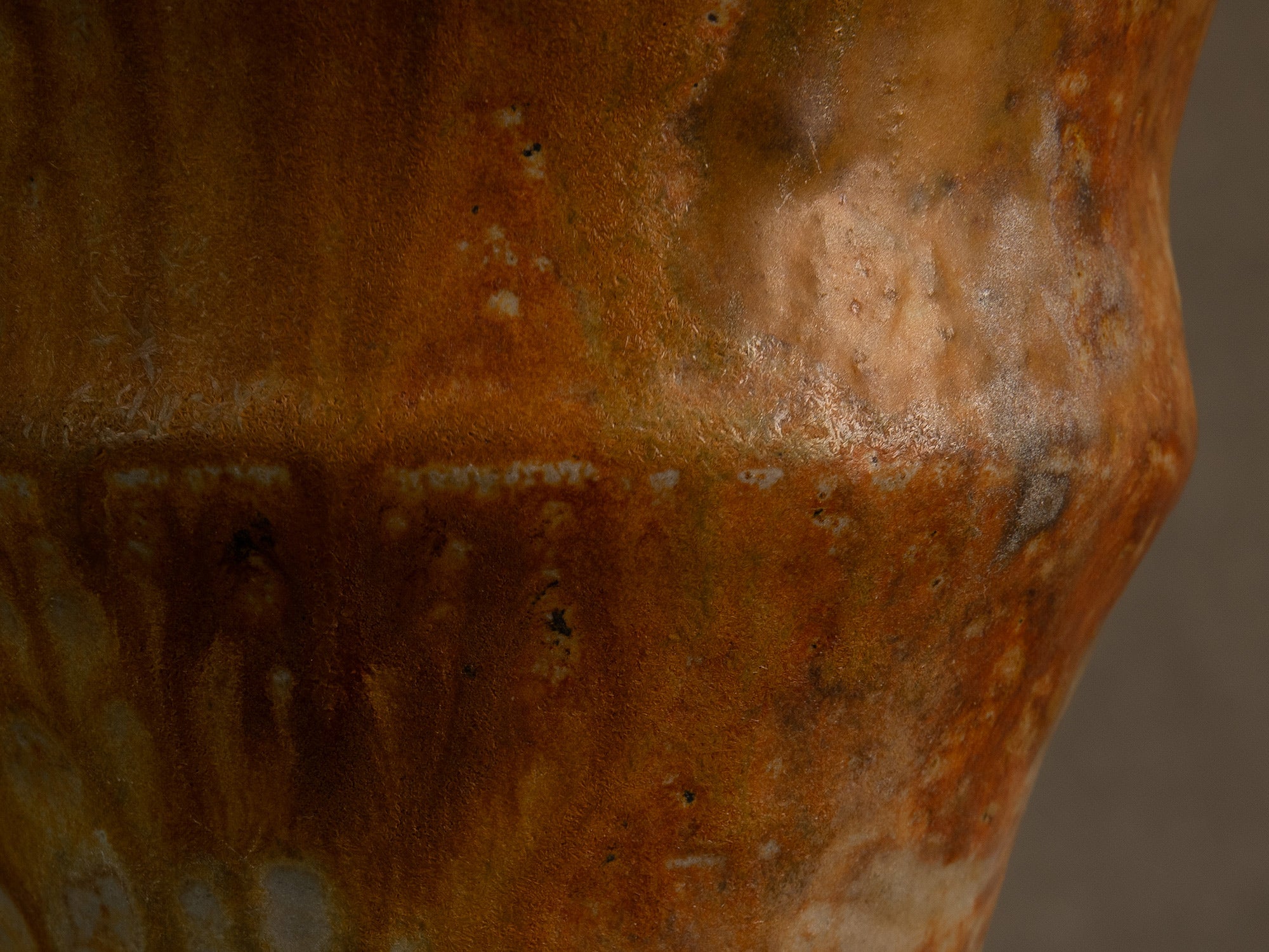 Vase cornet en grès de La Borne par Jean‑Eugène Bedu pour Primavera, France (vers 1920)..Stoneware trumpet vase from La Borne by Jean‑Eugène Bedu for Primavera, France (circa 1920)