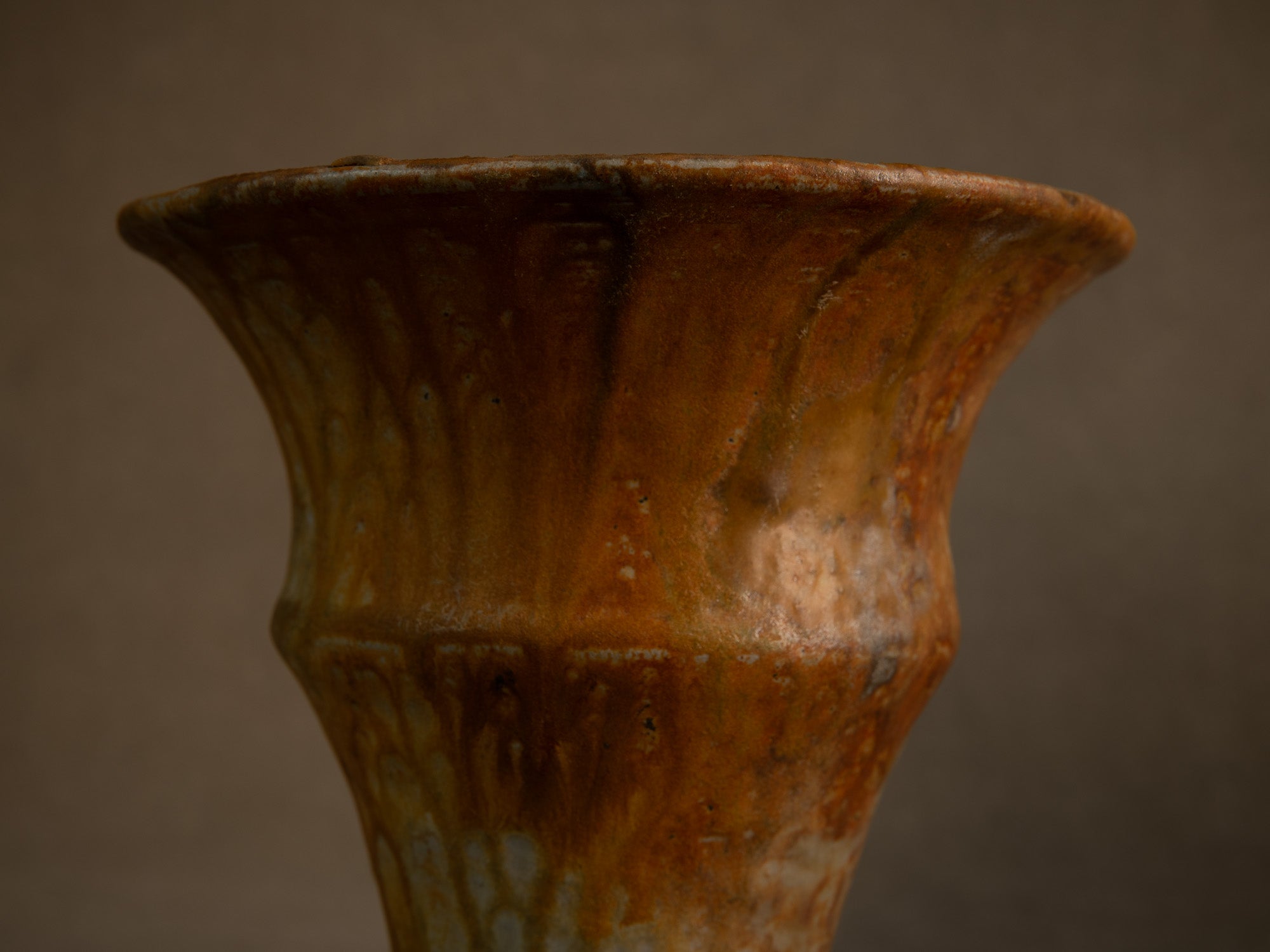 Vase cornet en grès de La Borne par Jean‑Eugène Bedu pour Primavera, France (vers 1920)..Stoneware trumpet vase from La Borne by Jean‑Eugène Bedu for Primavera, France (circa 1920)