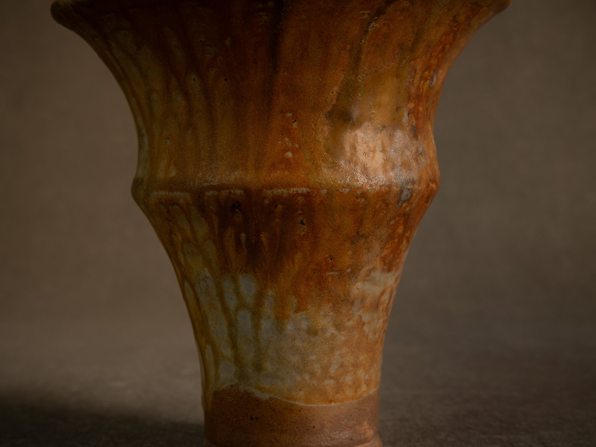 Vase cornet en grès de La Borne par Jean‑Eugène Bedu pour Primavera, France (vers 1920)..Stoneware trumpet vase from La Borne by Jean‑Eugène Bedu for Primavera, France (circa 1920)