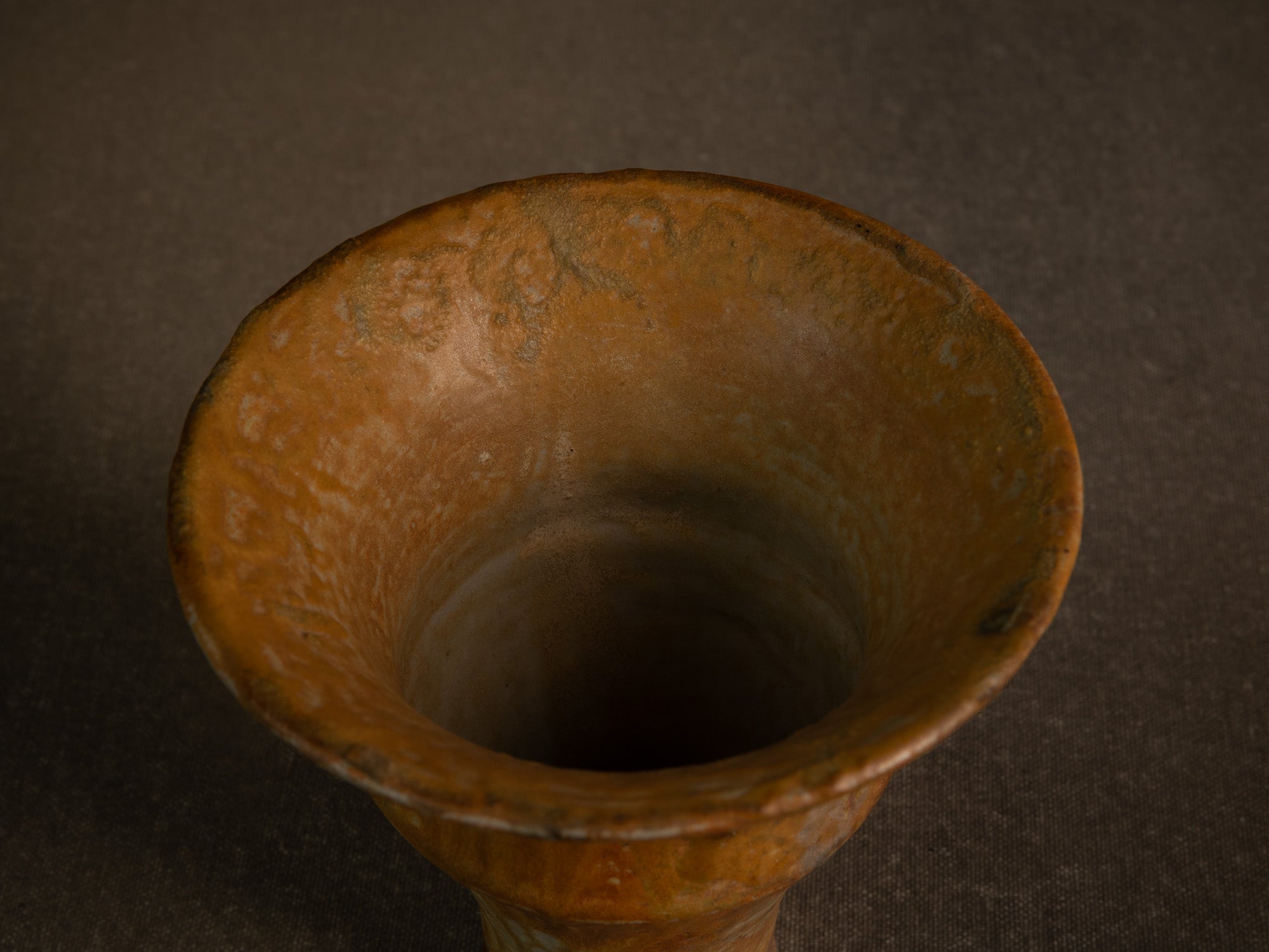 Vase cornet en grès de La Borne par Jean‑Eugène Bedu pour Primavera, France (vers 1920)..Stoneware trumpet vase from La Borne by Jean‑Eugène Bedu for Primavera, France (circa 1920)