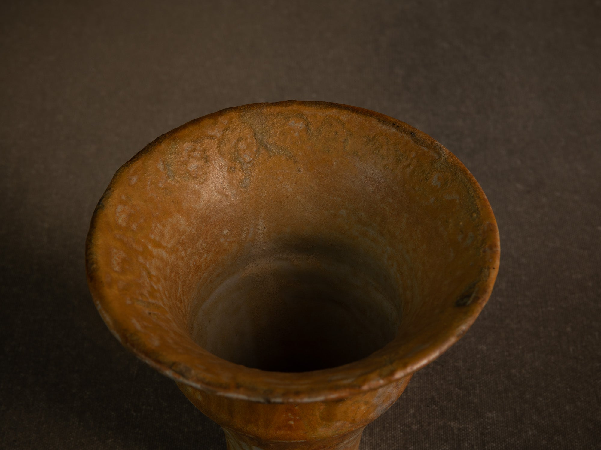 Vase cornet en grès de La Borne par Jean‑Eugène Bedu pour Primavera, France (vers 1920)..Stoneware trumpet vase from La Borne by Jean‑Eugène Bedu for Primavera, France (circa 1920)