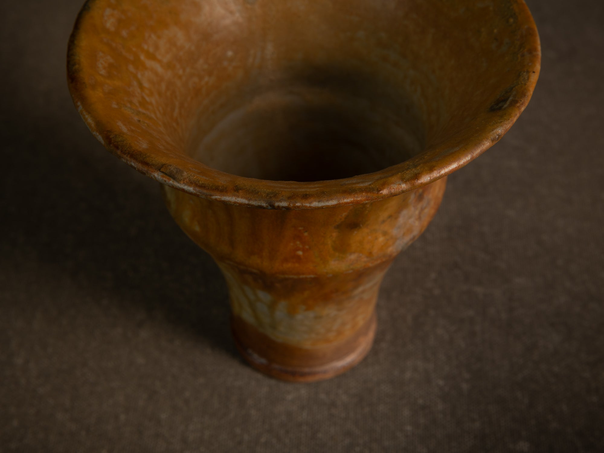 Vase cornet en grès de La Borne par Jean‑Eugène Bedu pour Primavera, France (vers 1920)..Stoneware trumpet vase from La Borne by Jean‑Eugène Bedu for Primavera, France (circa 1920)