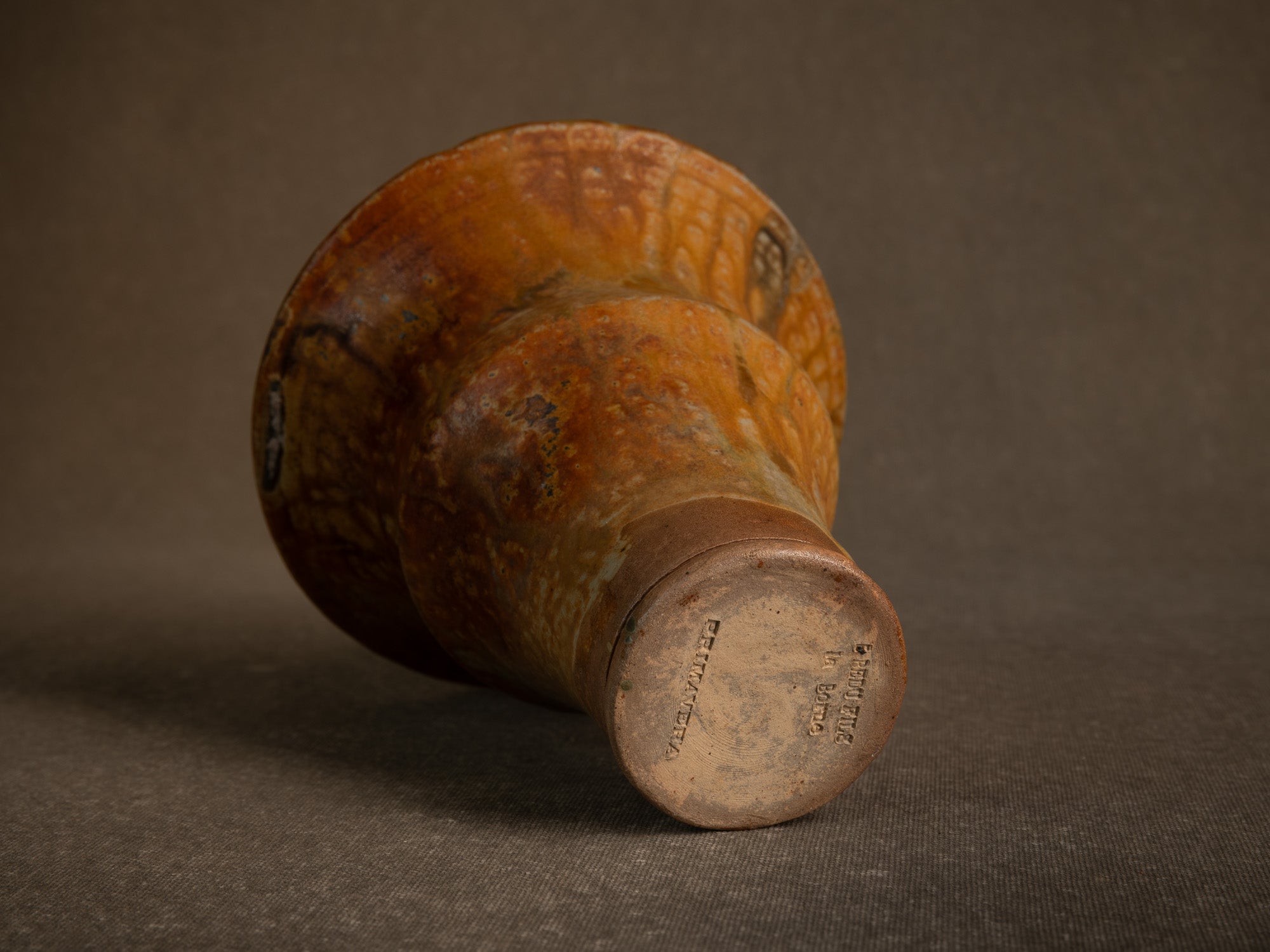 Vase cornet en grès de La Borne par Jean‑Eugène Bedu pour Primavera, France (vers 1920)..Stoneware trumpet vase from La Borne by Jean‑Eugène Bedu for Primavera, France (circa 1920)