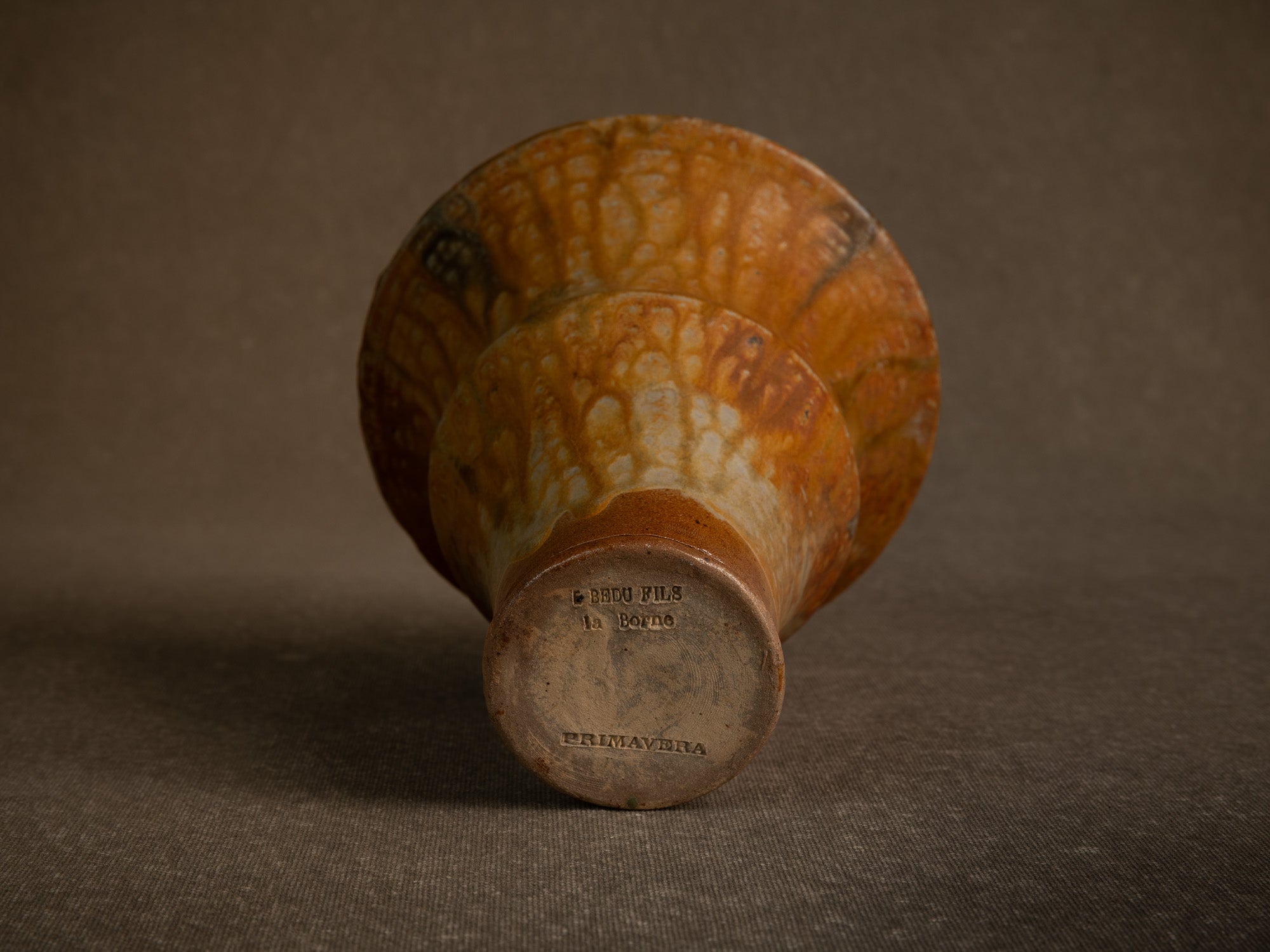 Vase cornet en grès de La Borne par Jean‑Eugène Bedu pour Primavera, France (vers 1920)..Stoneware trumpet vase from La Borne by Jean‑Eugène Bedu for Primavera, France (circa 1920)