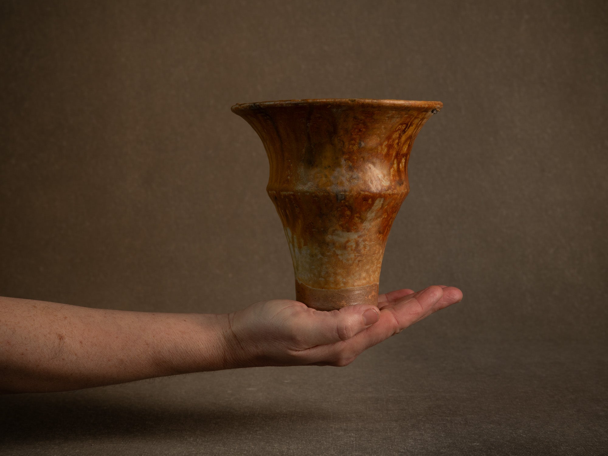 Vase cornet en grès de La Borne par Jean‑Eugène Bedu pour Primavera, France (vers 1920)..Stoneware trumpet vase from La Borne by Jean‑Eugène Bedu for Primavera, France (circa 1920)