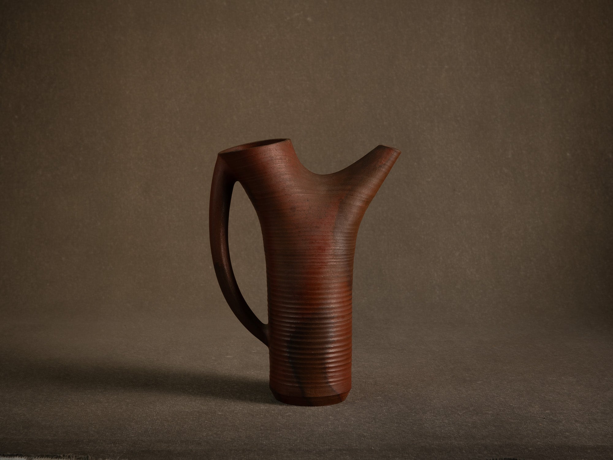 Sculptural vase‑pichet en grès nu de Jean‑Claude Lafon, France (vers 1965)..Sculptural stoneware vase jug in bizen style by Jean‑Claude Lafon, France (circa 1965)