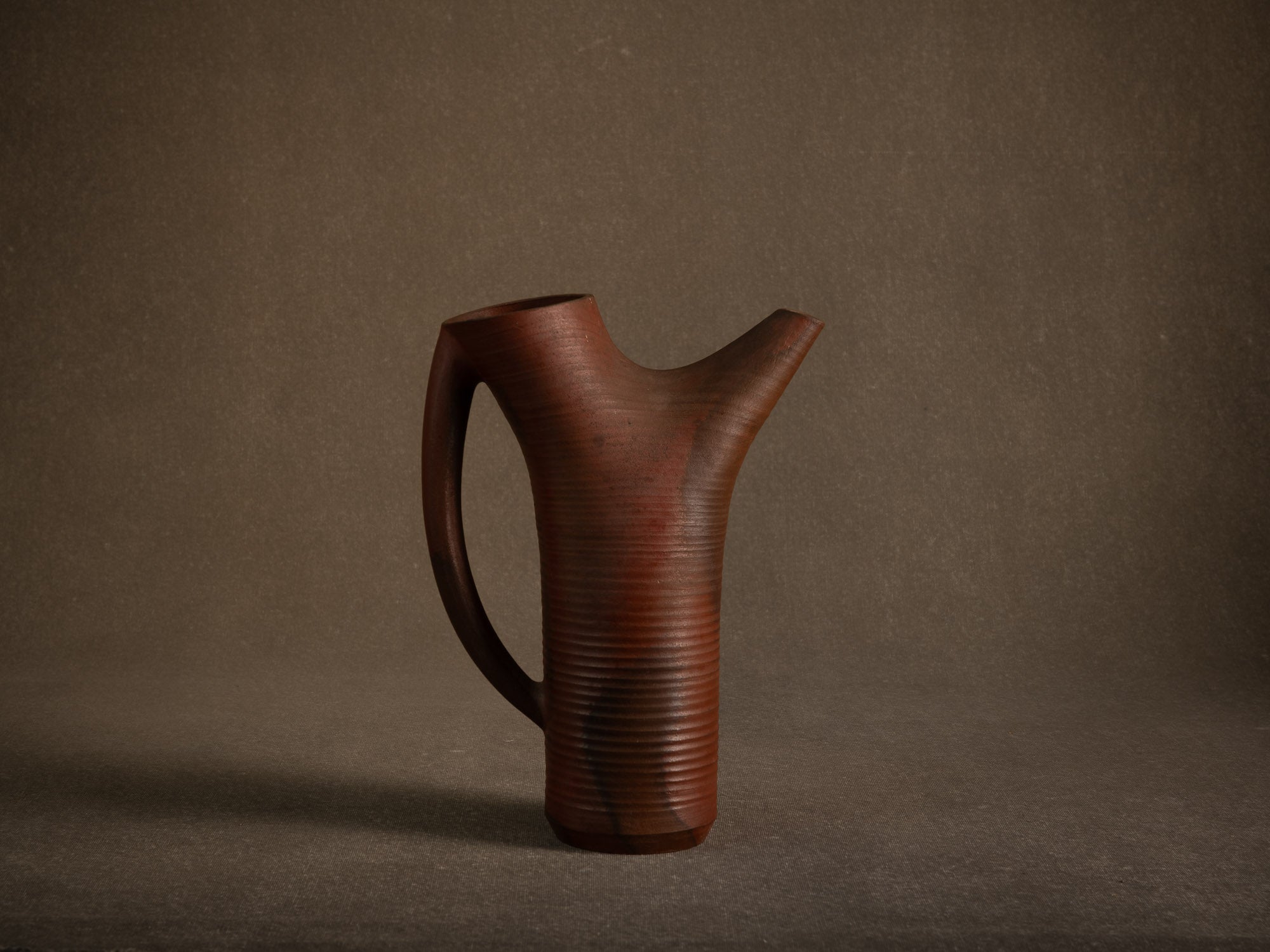 Sculptural vase‑pichet en grès nu de Jean‑Claude Lafon, France (vers 1965)..Sculptural stoneware vase jug in bizen style by Jean‑Claude Lafon, France (circa 1965)