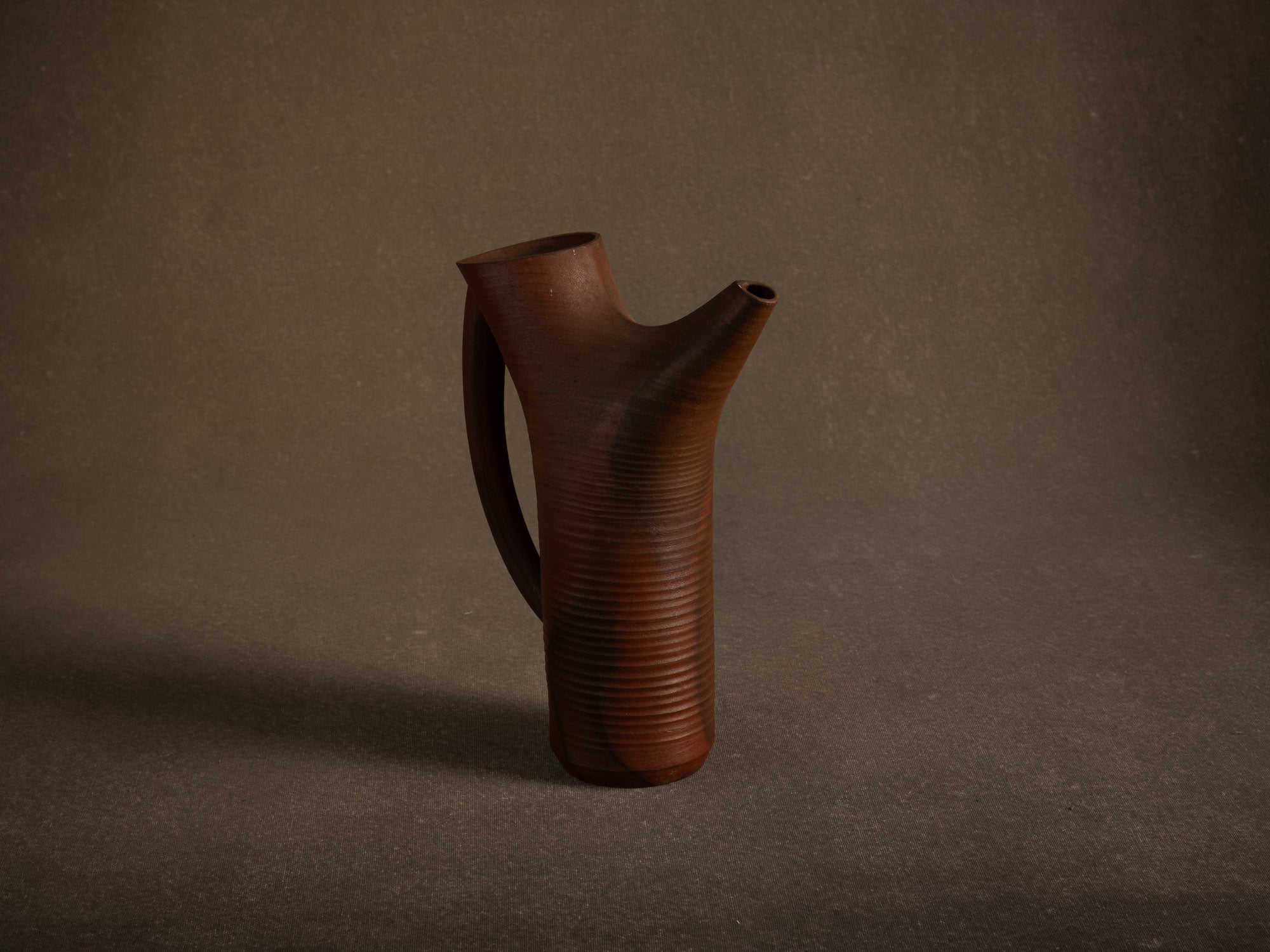 Sculptural vase‑pichet en grès nu de Jean‑Claude Lafon, France (vers 1965)..Sculptural stoneware vase jug in bizen style by Jean‑Claude Lafon, France (circa 1965)