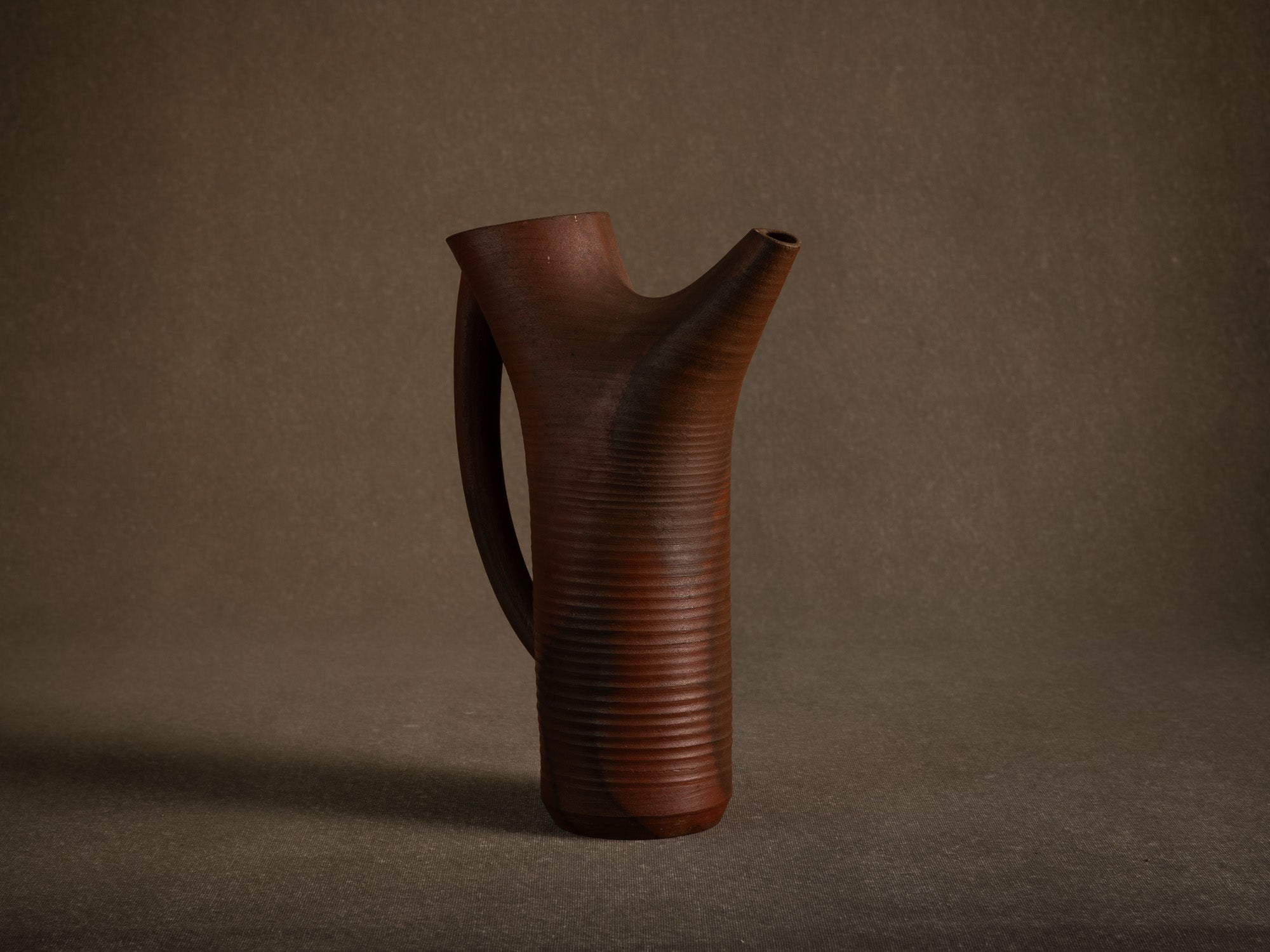 Sculptural vase‑pichet en grès nu de Jean‑Claude Lafon, France (vers 1965)..Sculptural stoneware vase jug in bizen style by Jean‑Claude Lafon, France (circa 1965)