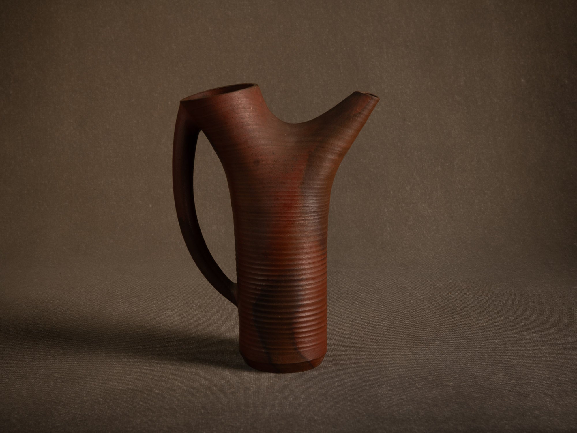 Sculptural vase‑pichet en grès nu de Jean‑Claude Lafon, France (vers 1965)..Sculptural stoneware vase jug in bizen style by Jean‑Claude Lafon, France (circa 1965)