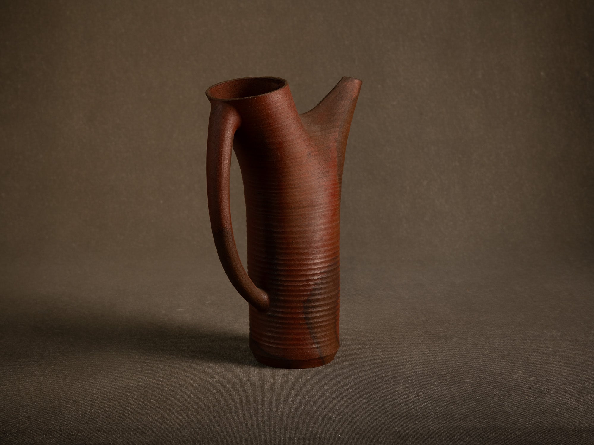 Sculptural vase‑pichet en grès nu de Jean‑Claude Lafon, France (vers 1965)..Sculptural stoneware vase jug in bizen style by Jean‑Claude Lafon, France (circa 1965)