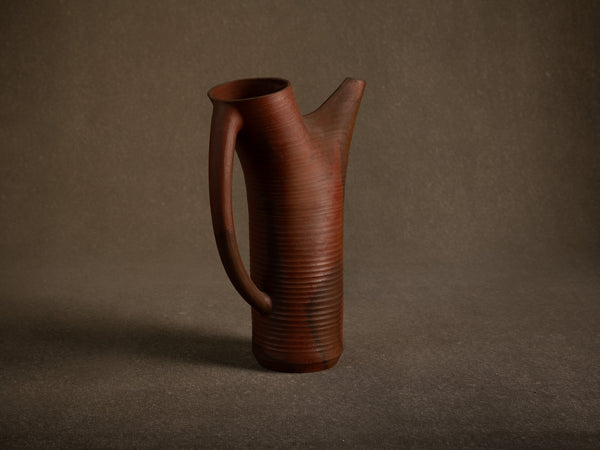 Sculptural vase‑pichet en grès nu de Jean‑Claude Lafon, France (vers 1965)..Sculptural stoneware vase jug in bizen style by Jean‑Claude Lafon, France (circa 1965)
