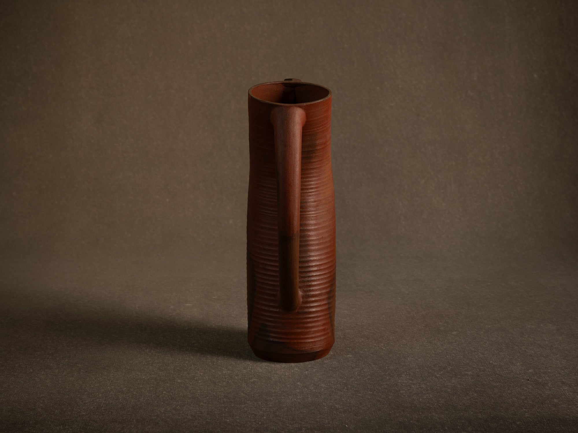 Sculptural vase‑pichet en grès nu de Jean‑Claude Lafon, France (vers 1965)..Sculptural stoneware vase jug in bizen style by Jean‑Claude Lafon, France (circa 1965)