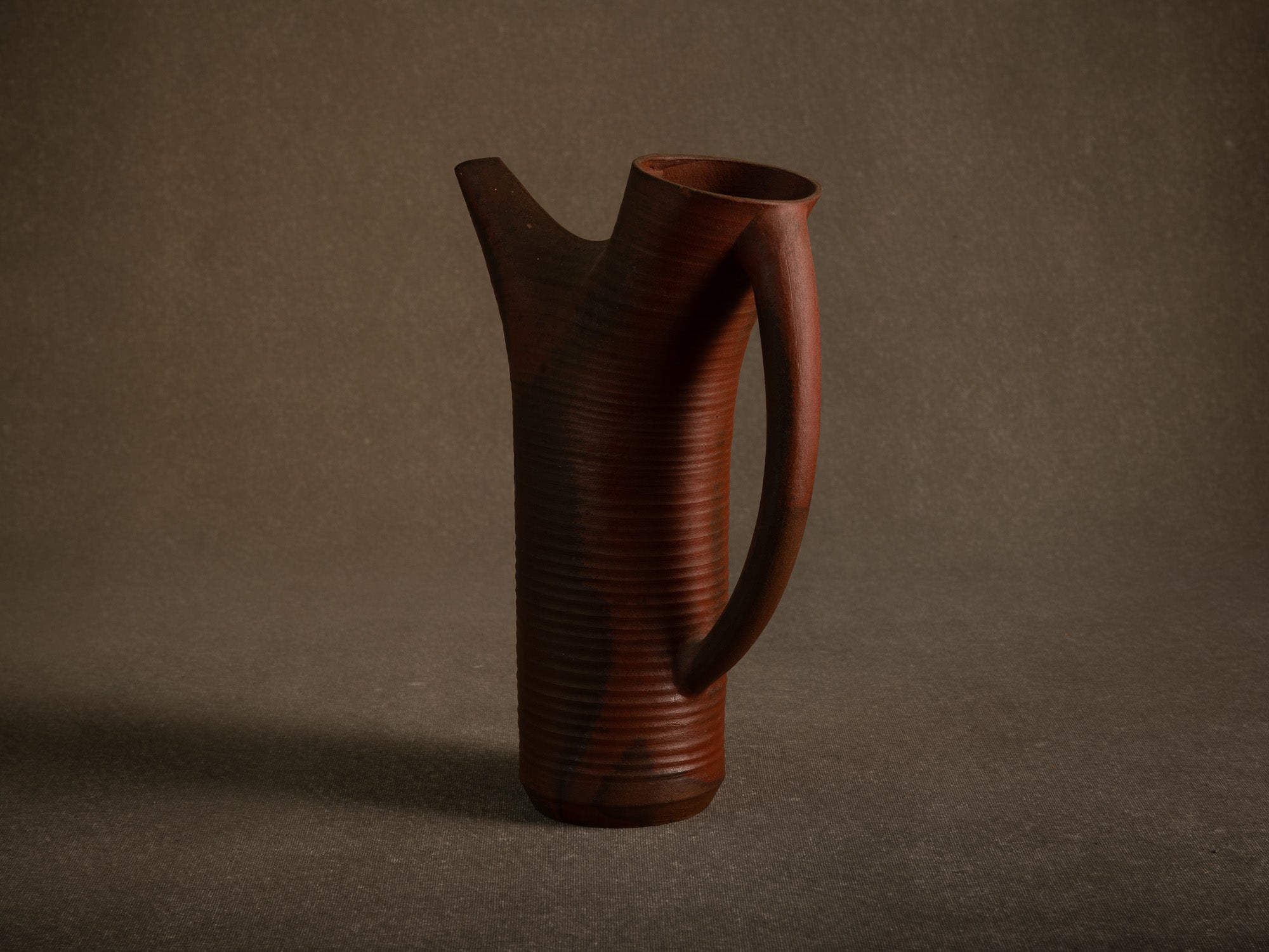 Sculptural vase‑pichet en grès nu de Jean‑Claude Lafon, France (vers 1965)..Sculptural stoneware vase jug in bizen style by Jean‑Claude Lafon, France (circa 1965)