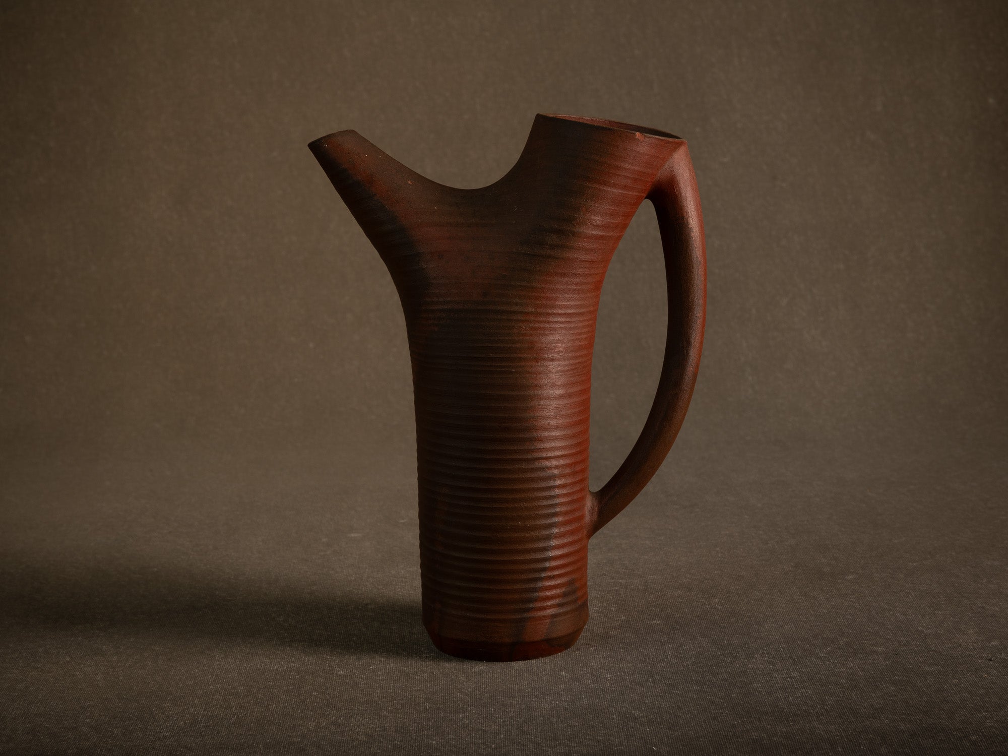 Sculptural vase‑pichet en grès nu de Jean‑Claude Lafon, France (vers 1965)..Sculptural stoneware vase jug in bizen style by Jean‑Claude Lafon, France (circa 1965)