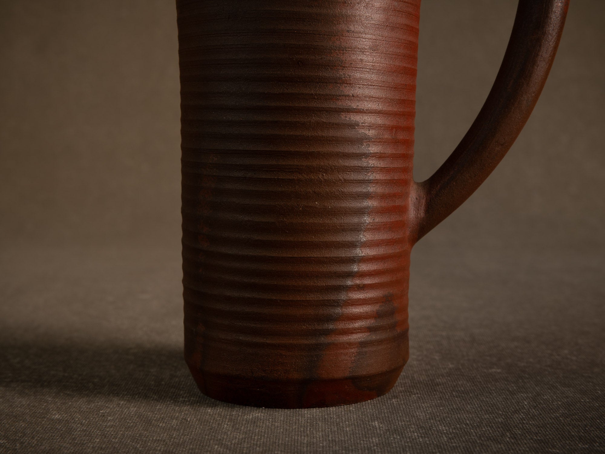 Sculptural vase‑pichet en grès nu de Jean‑Claude Lafon, France (vers 1965)..Sculptural stoneware vase jug in bizen style by Jean‑Claude Lafon, France (circa 1965)