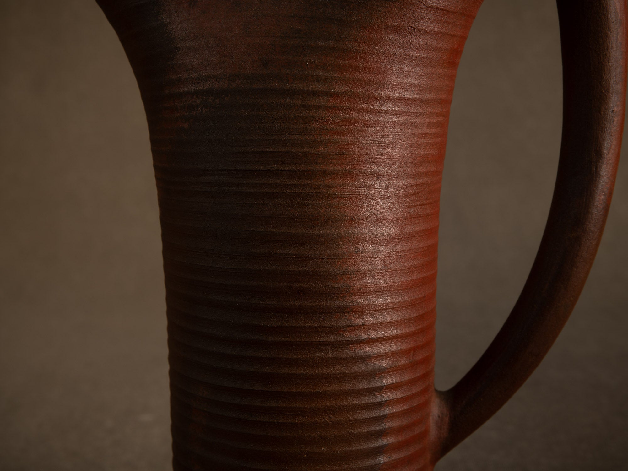 Sculptural vase‑pichet en grès nu de Jean‑Claude Lafon, France (vers 1965)..Sculptural stoneware vase jug in bizen style by Jean‑Claude Lafon, France (circa 1965)