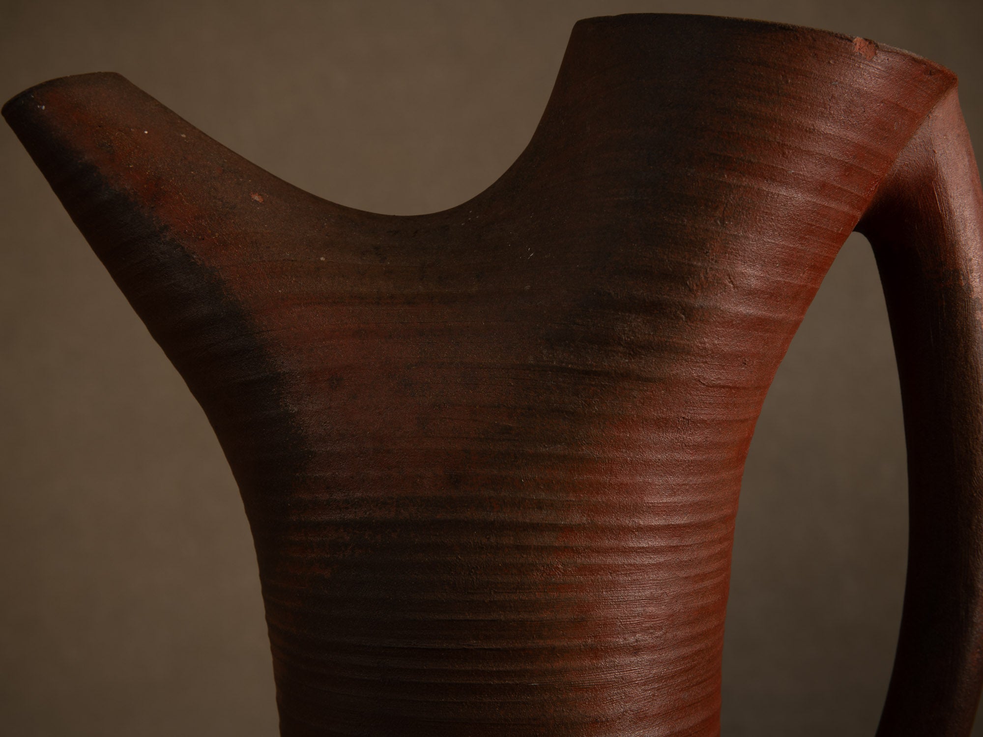 Sculptural vase‑pichet en grès nu de Jean‑Claude Lafon, France (vers 1965)..Sculptural stoneware vase jug in bizen style by Jean‑Claude Lafon, France (circa 1965)