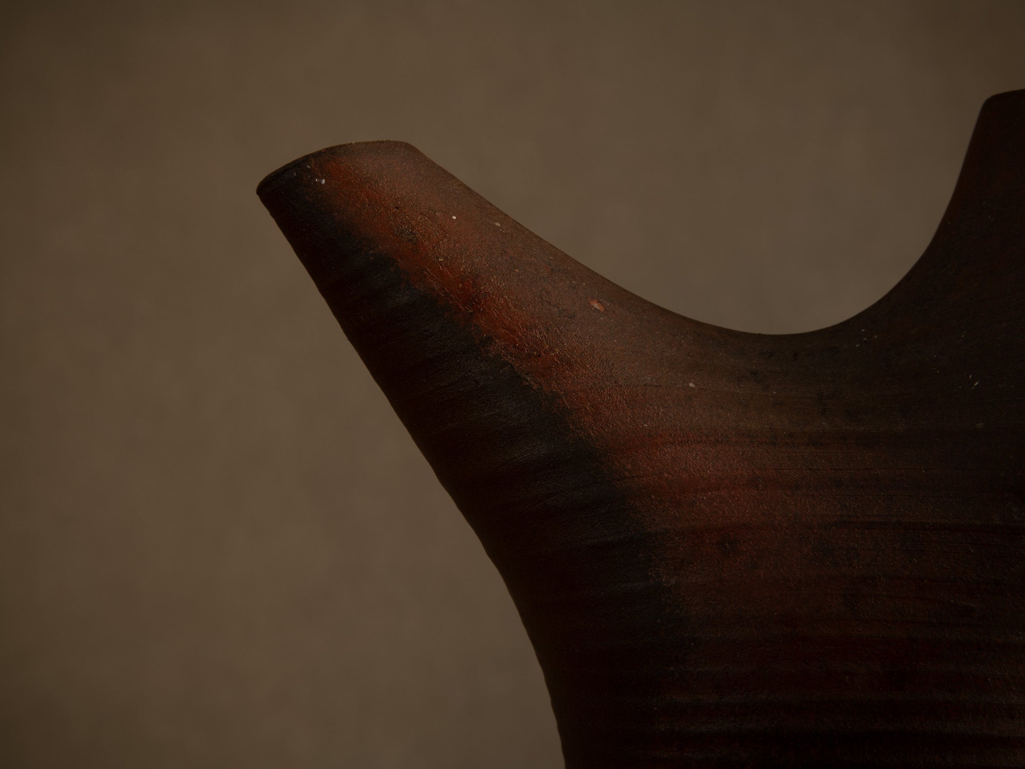 Sculptural vase‑pichet en grès nu de Jean‑Claude Lafon, France (vers 1965)..Sculptural stoneware vase jug in bizen style by Jean‑Claude Lafon, France (circa 1965)