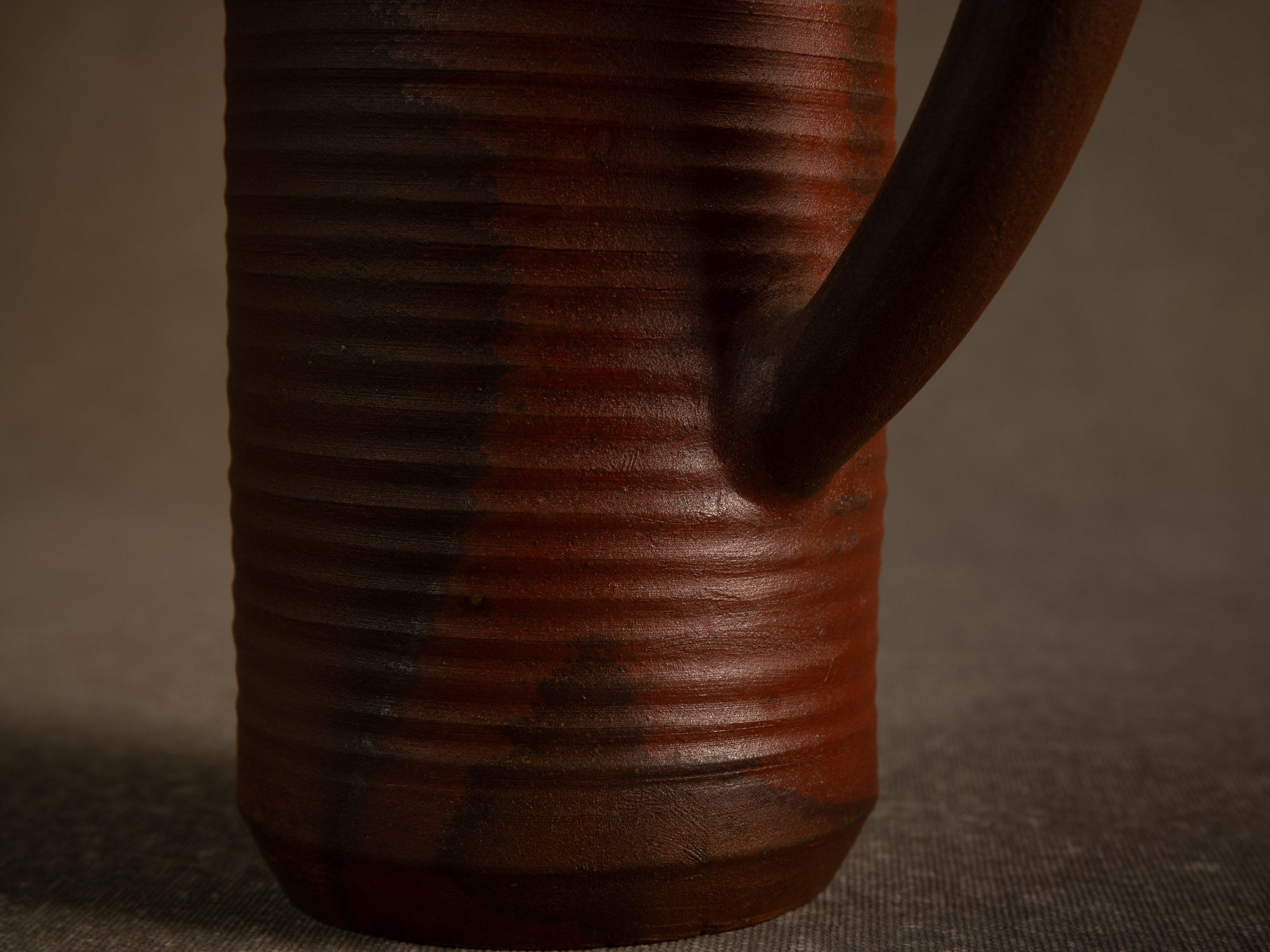 Sculptural vase‑pichet en grès nu de Jean‑Claude Lafon, France (vers 1965)..Sculptural stoneware vase jug in bizen style by Jean‑Claude Lafon, France (circa 1965)