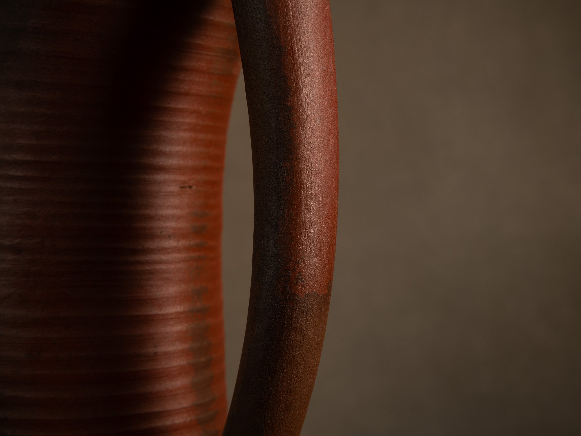 Sculptural vase‑pichet en grès nu de Jean‑Claude Lafon, France (vers 1965)..Sculptural stoneware vase jug in bizen style by Jean‑Claude Lafon, France (circa 1965)