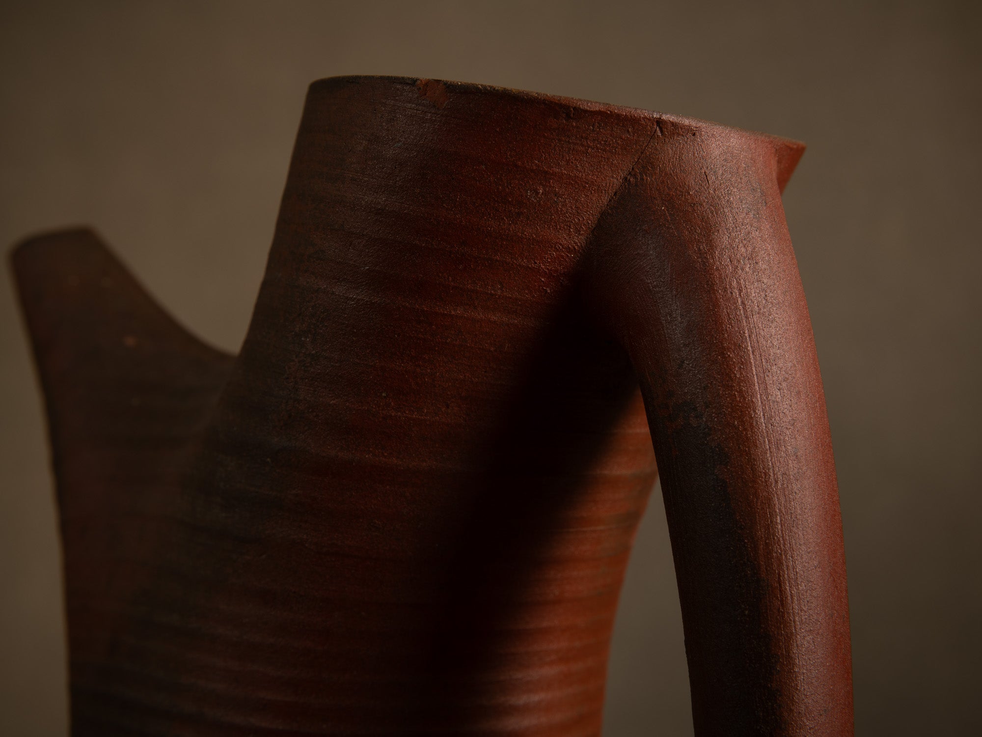 Sculptural vase‑pichet en grès nu de Jean‑Claude Lafon, France (vers 1965)..Sculptural stoneware vase jug in bizen style by Jean‑Claude Lafon, France (circa 1965)