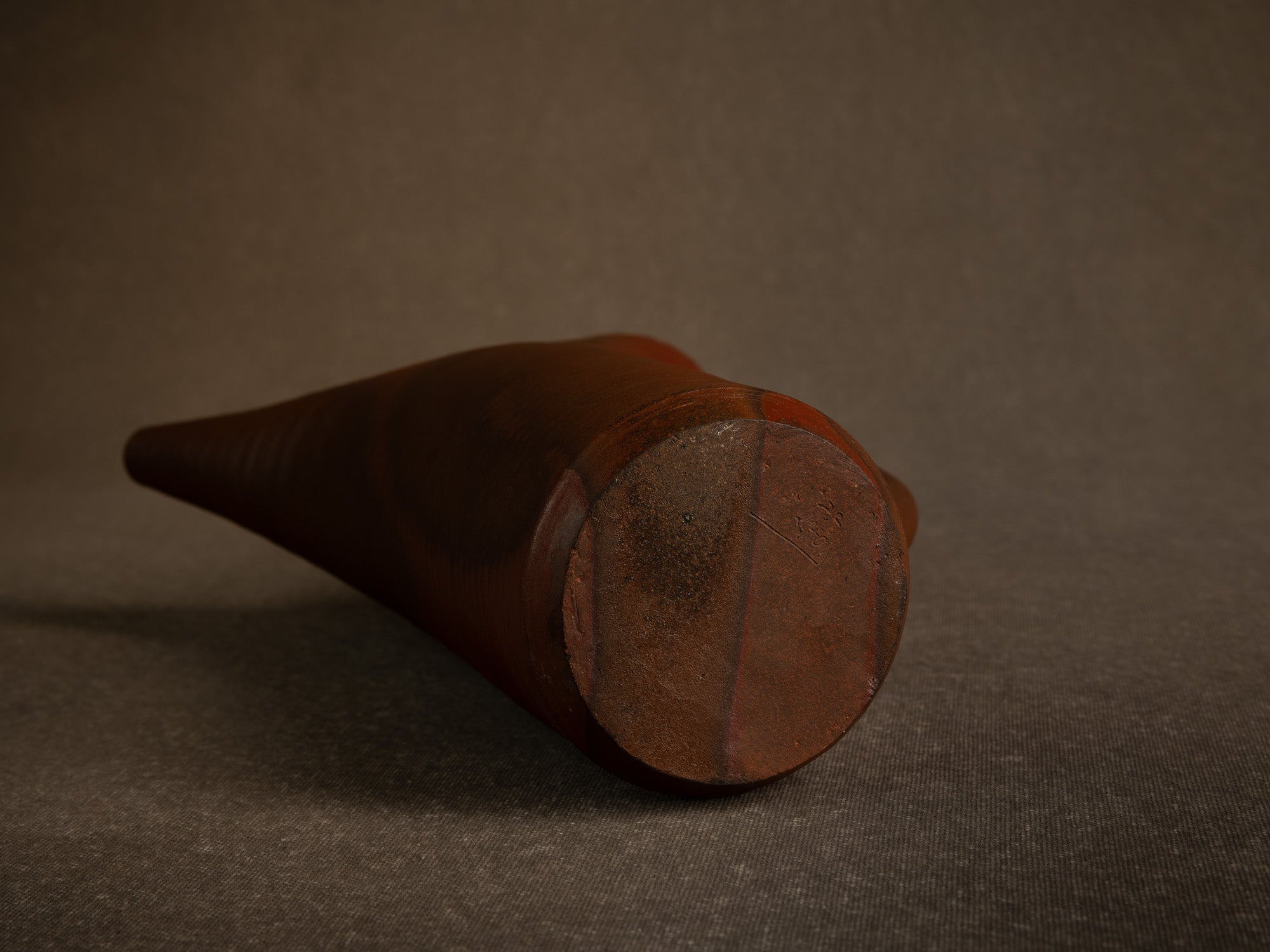 Sculptural vase‑pichet en grès nu de Jean‑Claude Lafon, France (vers 1965)..Sculptural stoneware vase jug in bizen style by Jean‑Claude Lafon, France (circa 1965)