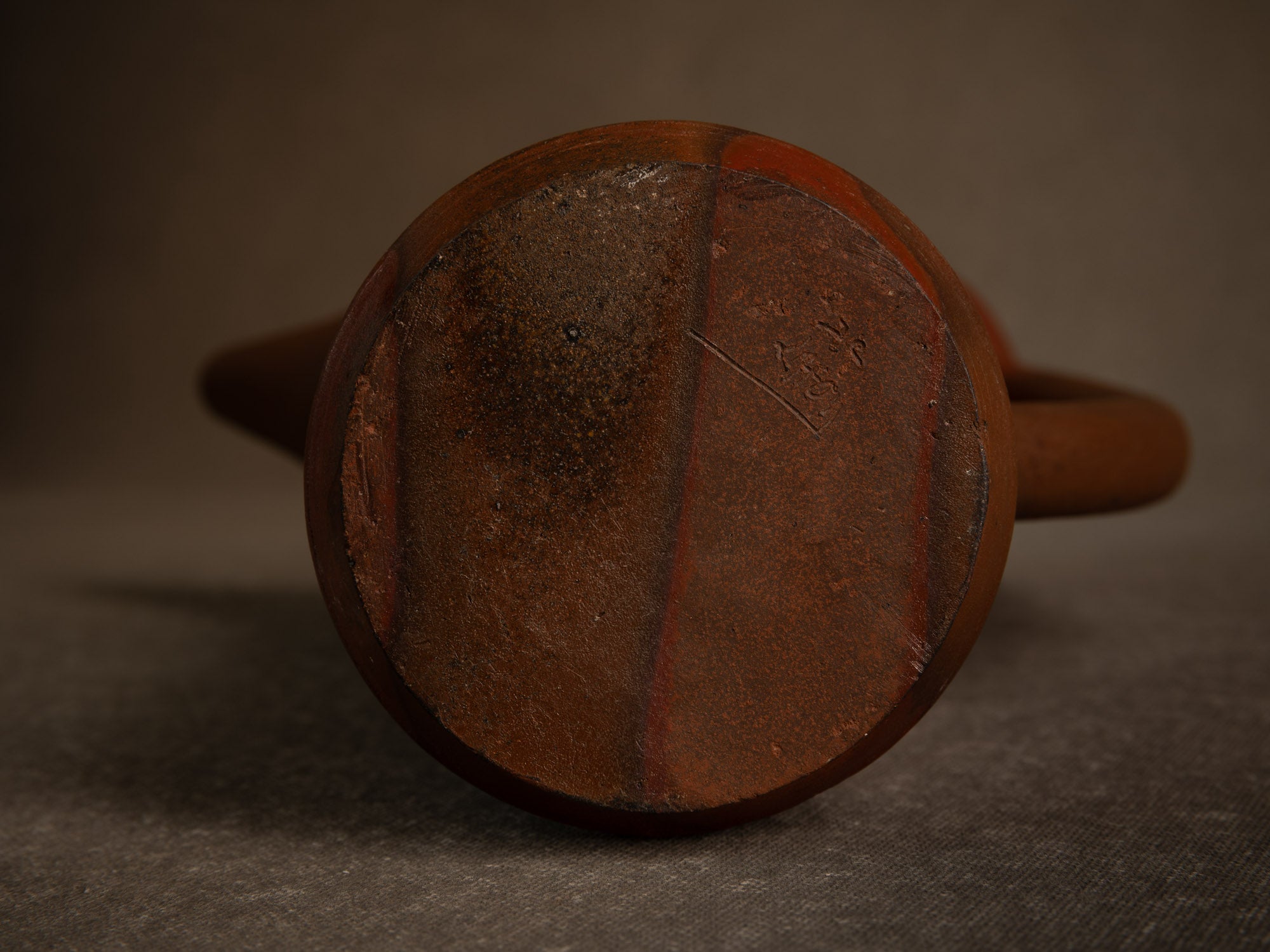 Sculptural vase‑pichet en grès nu de Jean‑Claude Lafon, France (vers 1965)..Sculptural stoneware vase jug in bizen style by Jean‑Claude Lafon, France (circa 1965)