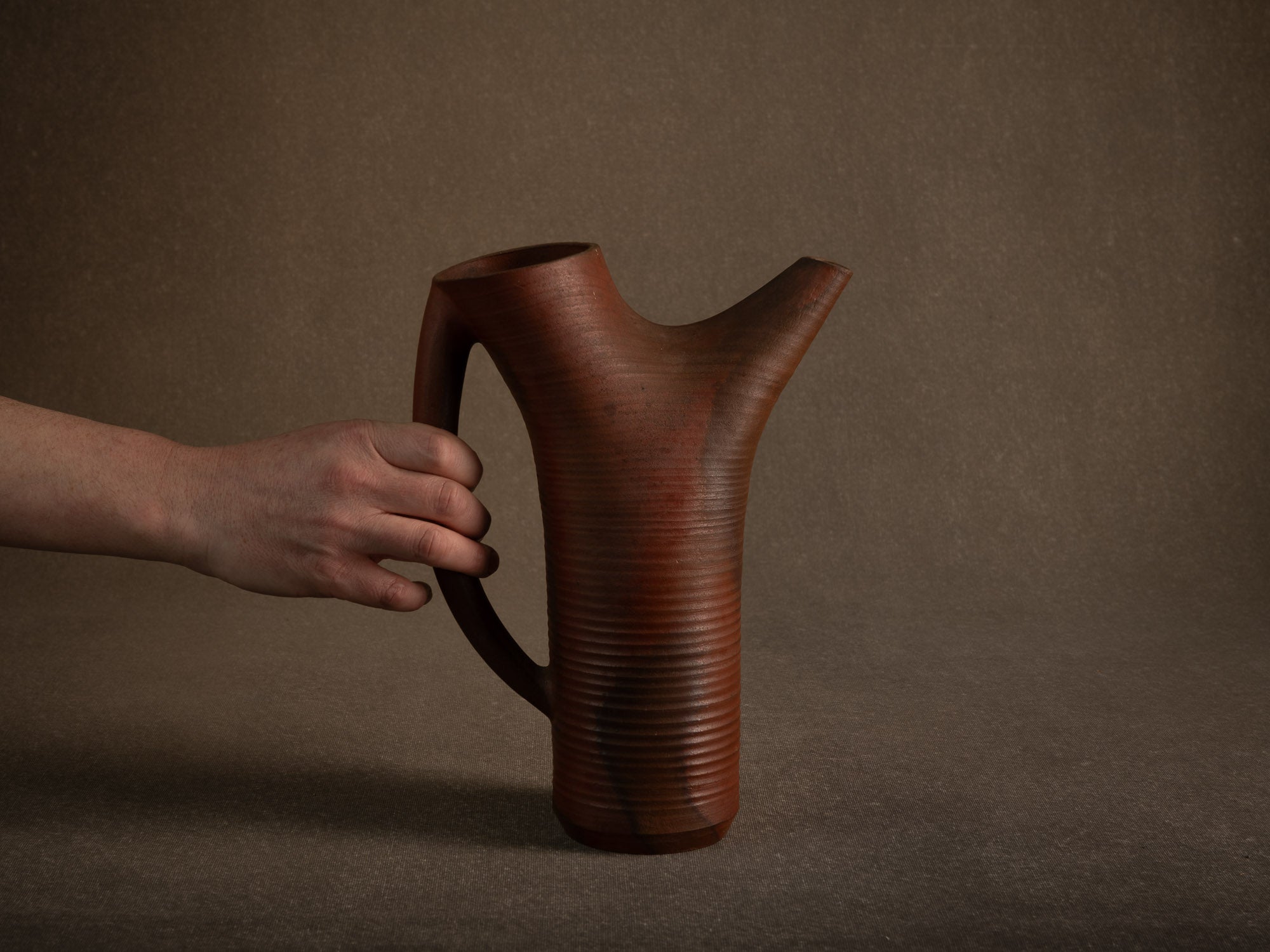 Sculptural vase‑pichet en grès nu de Jean‑Claude Lafon, France (vers 1965)..Sculptural stoneware vase jug in bizen style by Jean‑Claude Lafon, France (circa 1965)