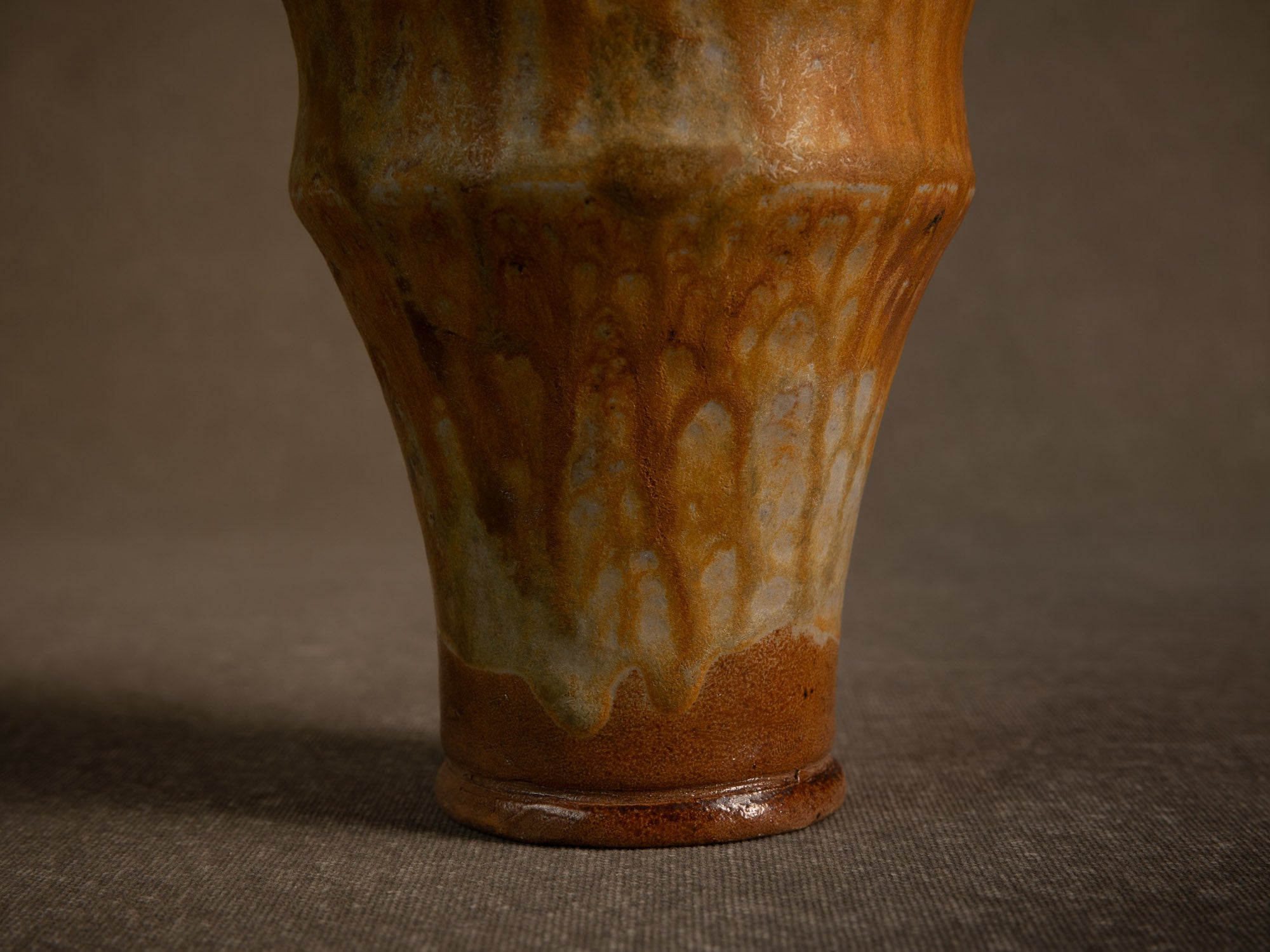 Vase cornet en grès de La Borne par Jean‑Eugène Bedu pour Primavera, France (vers 1920)..Stoneware trumpet vase from La Borne by Jean‑Eugène Bedu for Primavera, France (circa 1920)