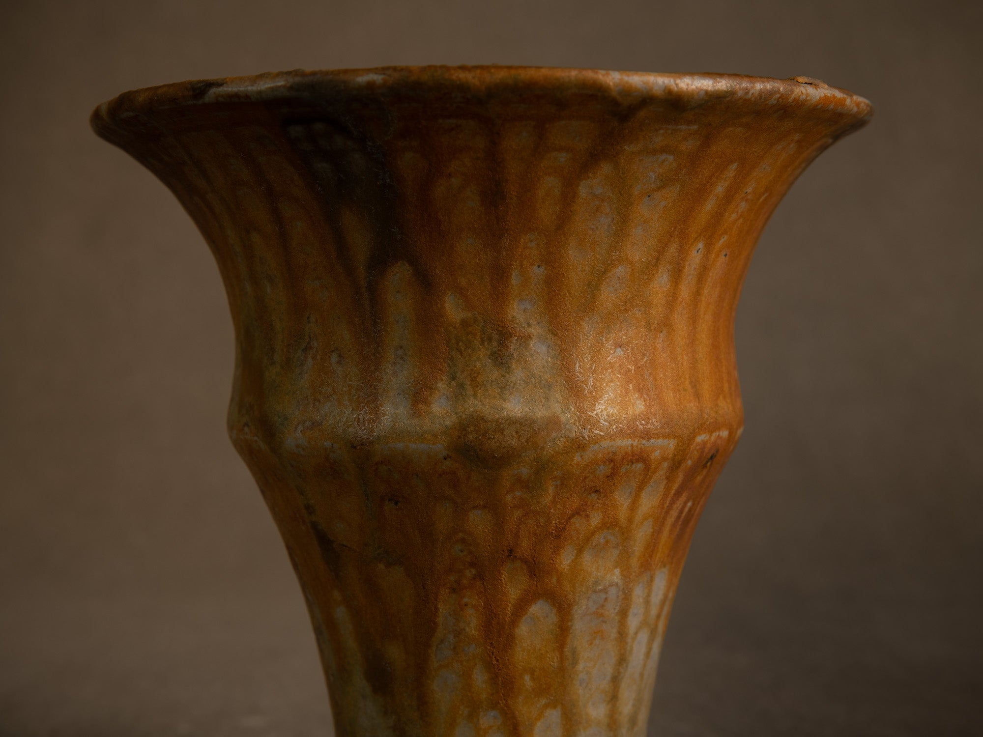 Vase cornet en grès de La Borne par Jean‑Eugène Bedu pour Primavera, France (vers 1920)..Stoneware trumpet vase from La Borne by Jean‑Eugène Bedu for Primavera, France (circa 1920)