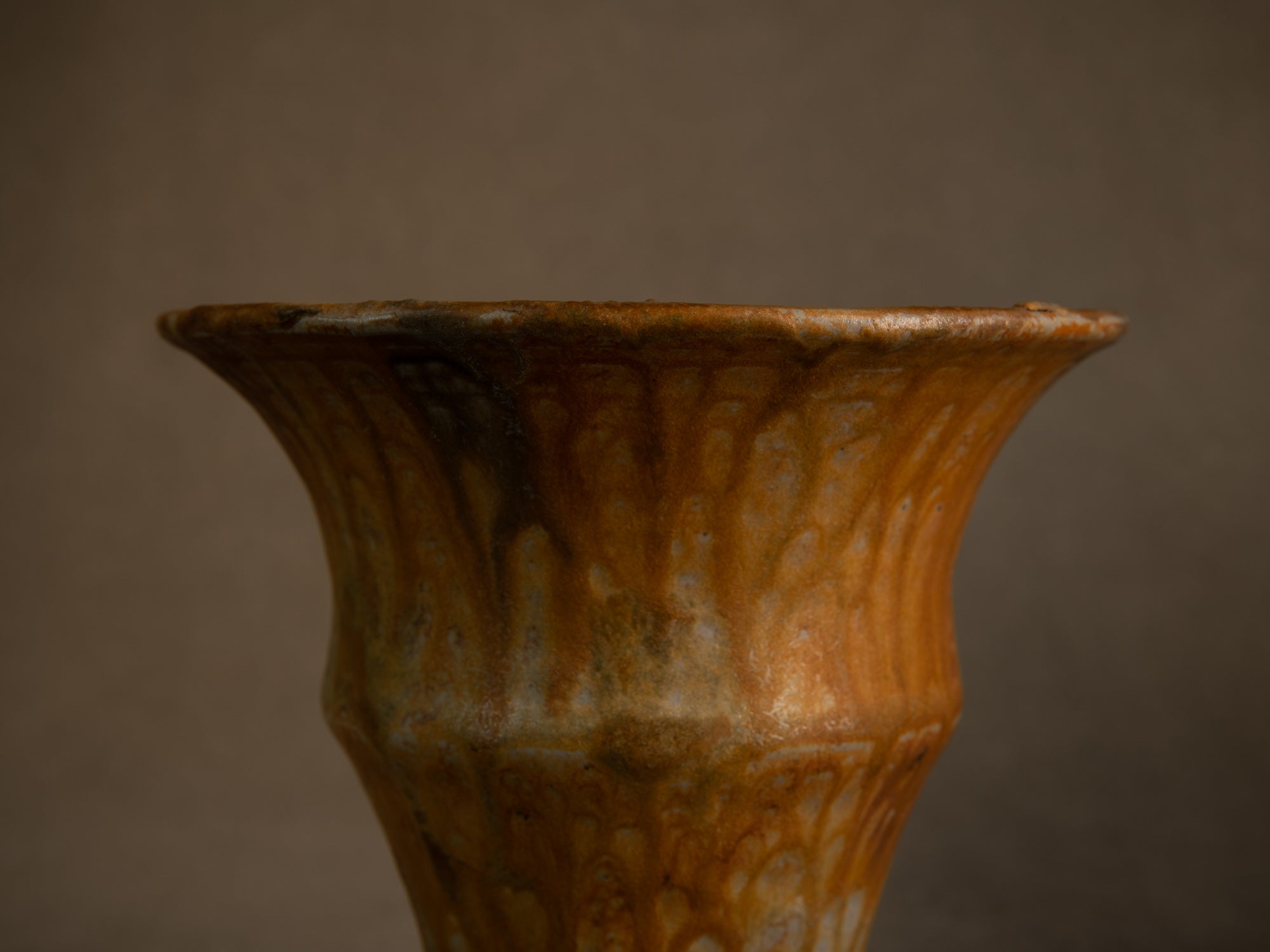 Vase cornet en grès de La Borne par Jean‑Eugène Bedu pour Primavera, France (vers 1920)..Stoneware trumpet vase from La Borne by Jean‑Eugène Bedu for Primavera, France (circa 1920)