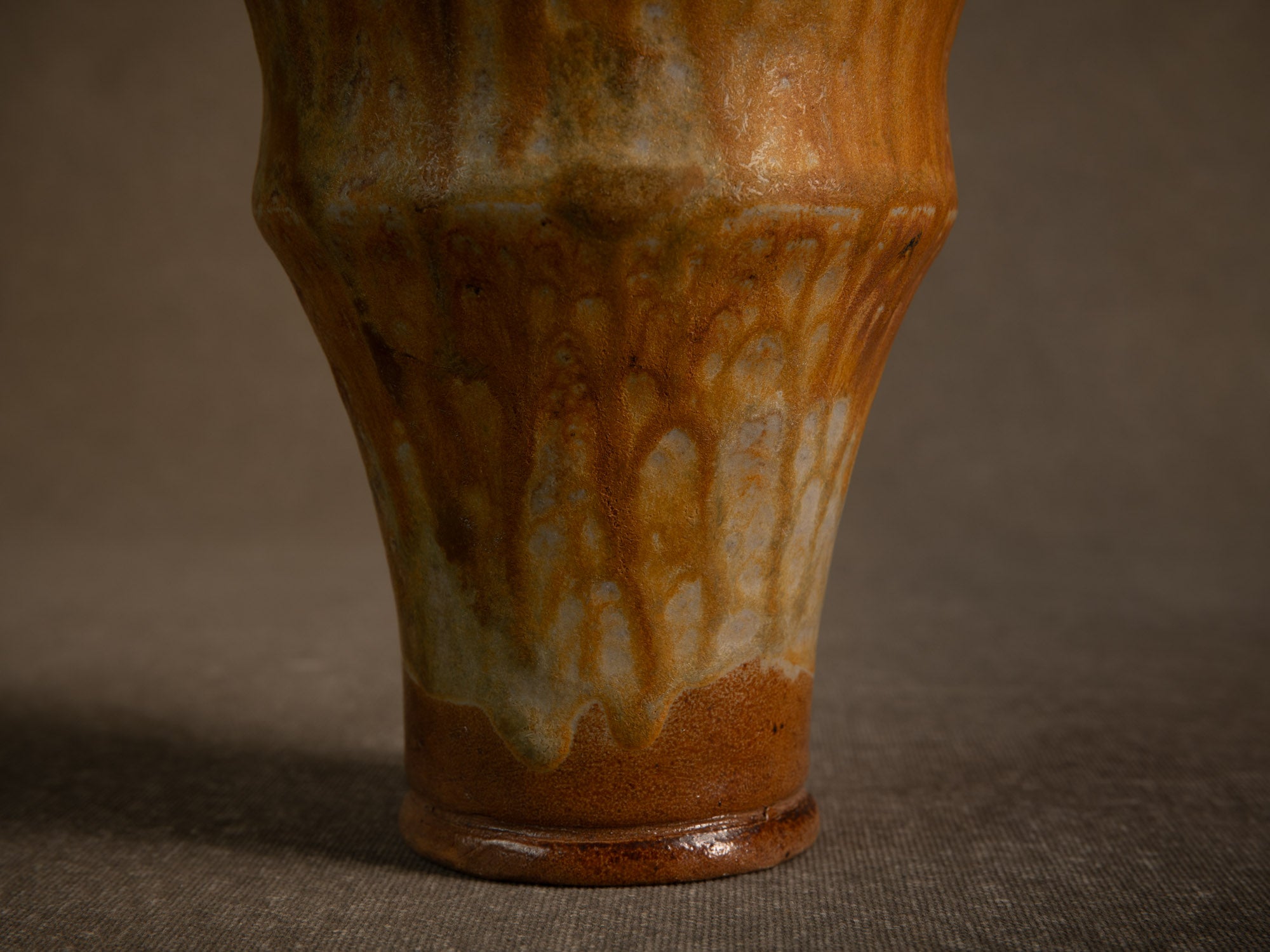 Vase cornet en grès de La Borne par Jean‑Eugène Bedu pour Primavera, France (vers 1920)..Stoneware trumpet vase from La Borne by Jean‑Eugène Bedu for Primavera, France (circa 1920)