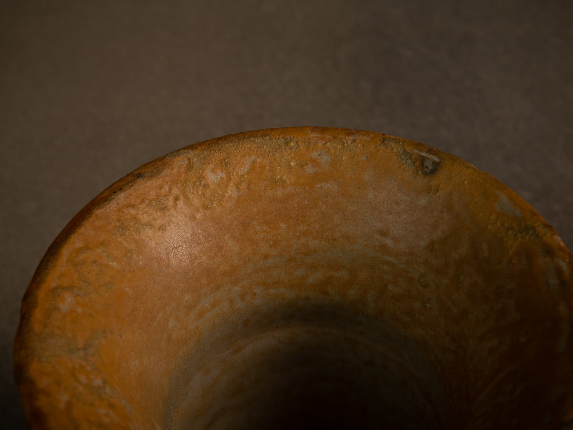 Vase cornet en grès de La Borne par Jean‑Eugène Bedu pour Primavera, France (vers 1920)..Stoneware trumpet vase from La Borne by Jean‑Eugène Bedu for Primavera, France (circa 1920)
