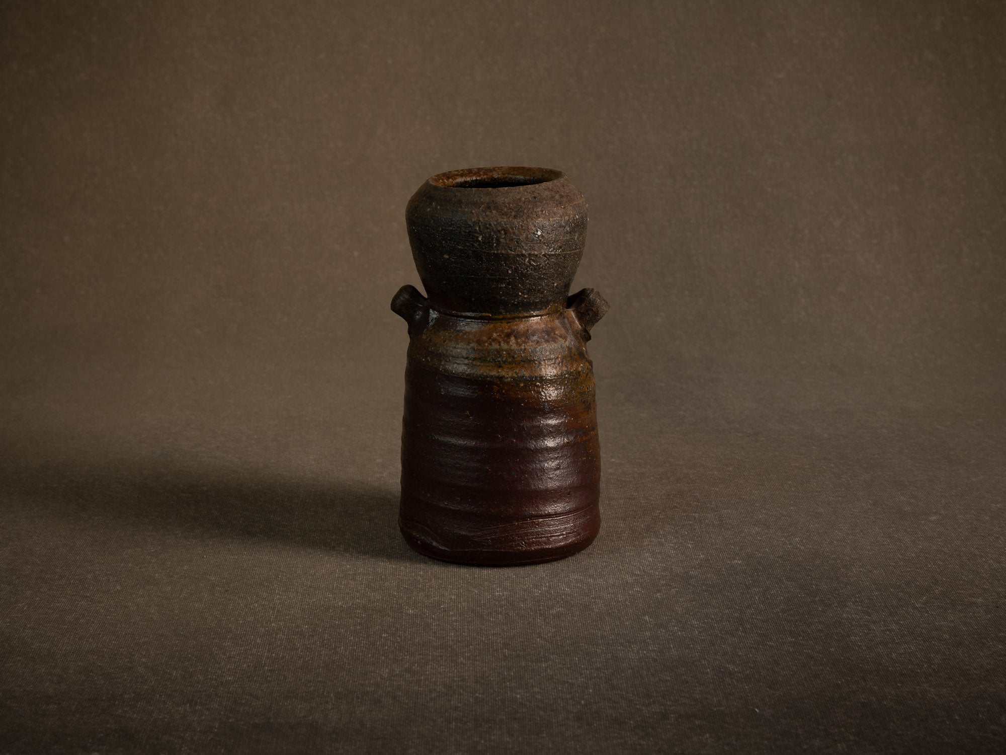 Vase hanaire en grès cuisson yakishime de Steen Kepp à La Borne, France (vers 1980-85)..Stoneware hanaire vase, yakishime firing, by Steen Kepp in La Borne, France (circa 1980-85)