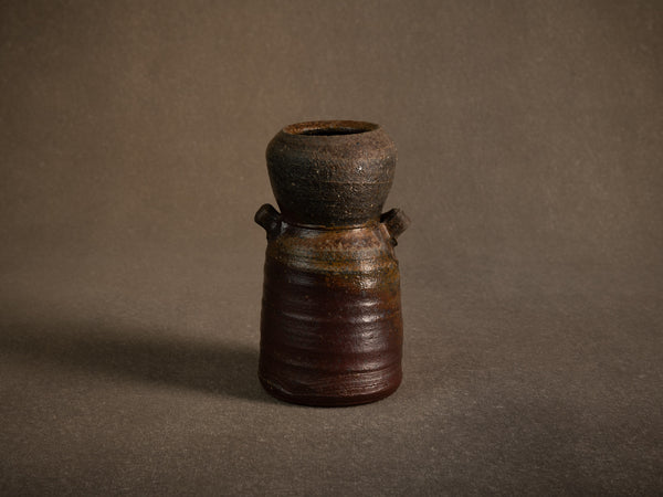 Vase hanaire en grès cuisson yakishime de Steen Kepp à La Borne, France (vers 1980-85)..Stoneware hanaire vase, yakishime firing, by Steen Kepp in La Borne, France (circa 1980-85)