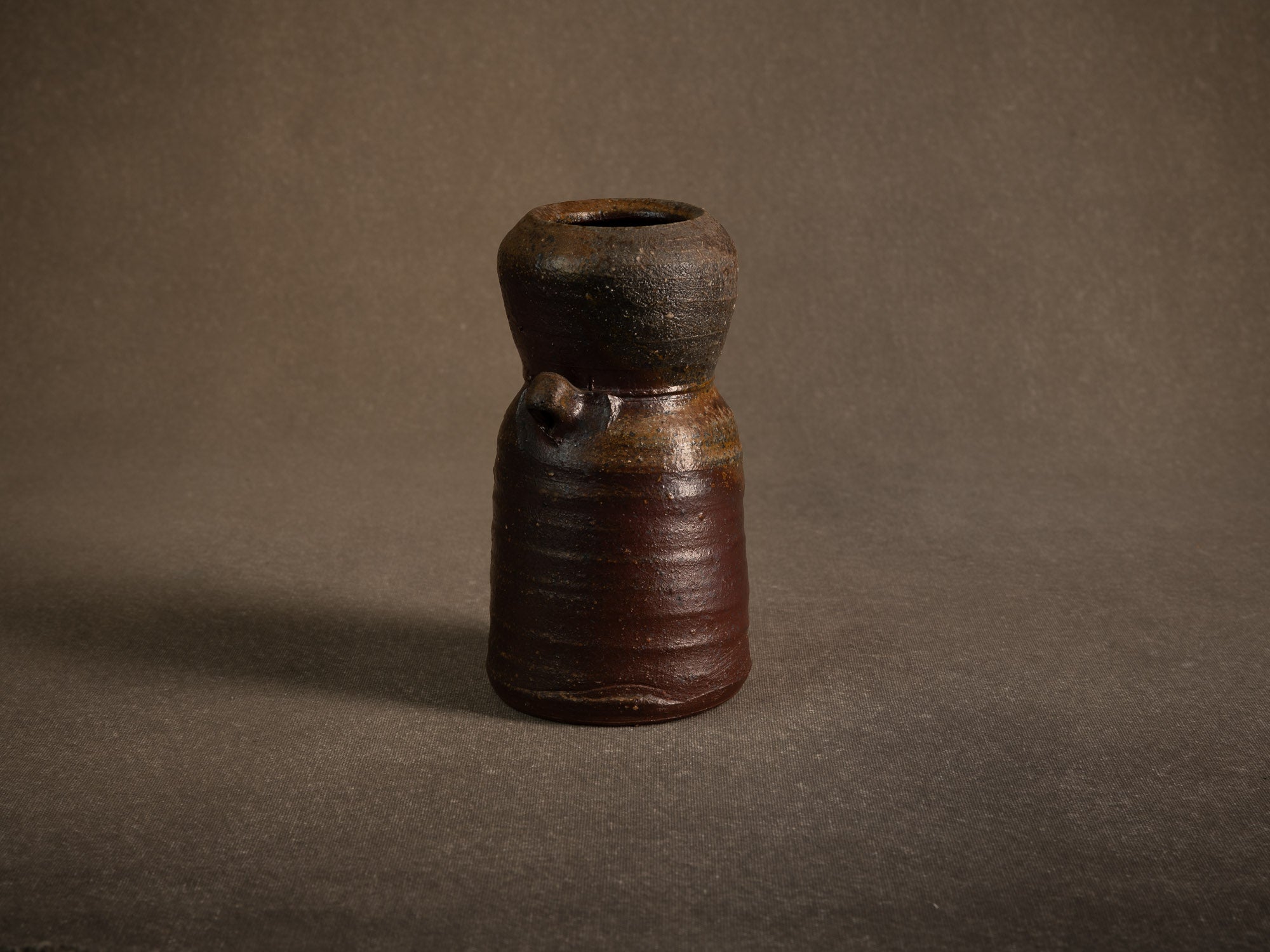 Vase hanaire en grès cuisson yakishime de Steen Kepp à La Borne, France (vers 1980-85)..Stoneware hanaire vase, yakishime firing, by Steen Kepp in La Borne, France (circa 1980-85)
