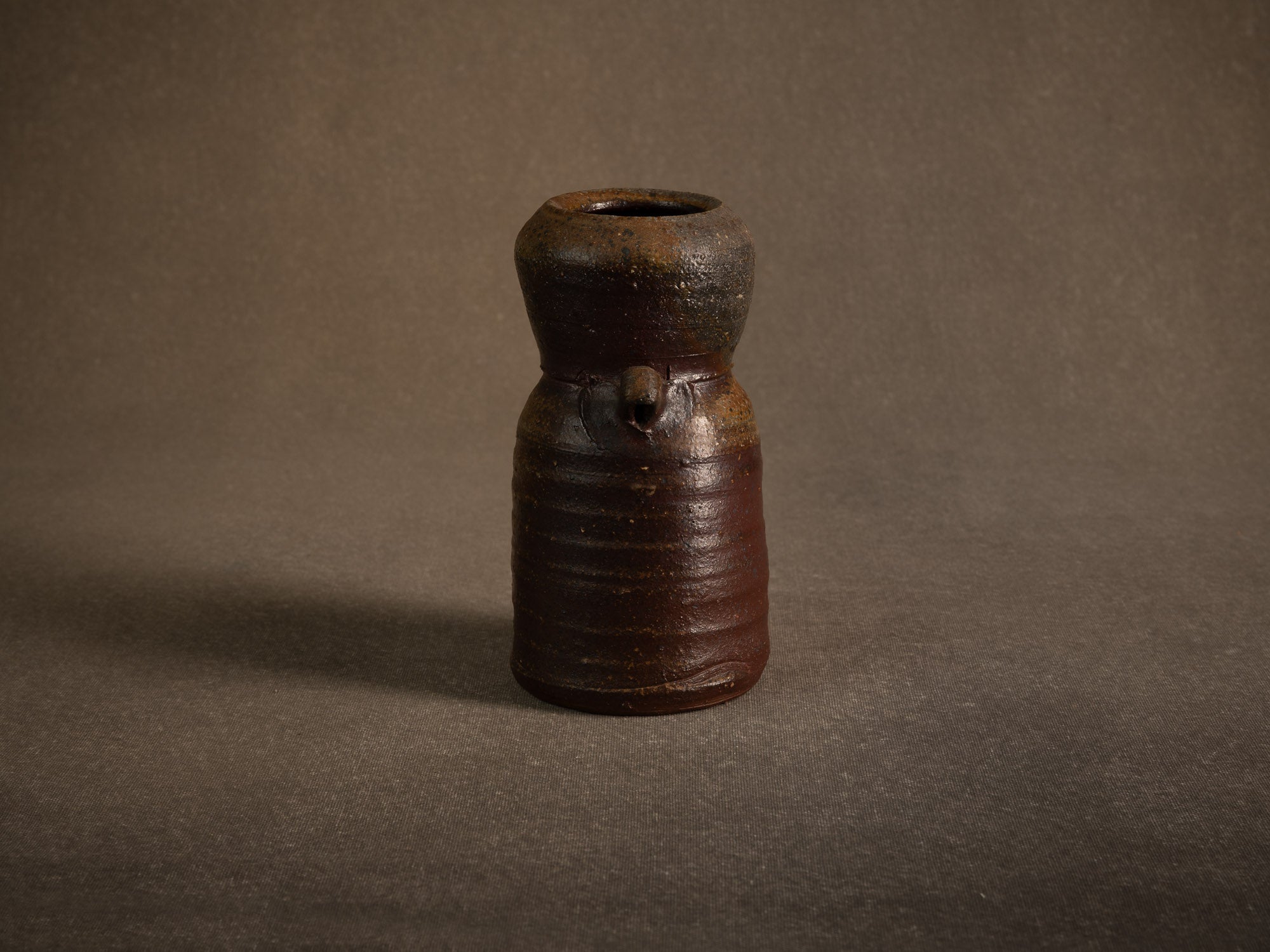 Vase hanaire en grès cuisson yakishime de Steen Kepp à La Borne, France (vers 1980-85)..Stoneware hanaire vase, yakishime firing, by Steen Kepp in La Borne, France (circa 1980-85)