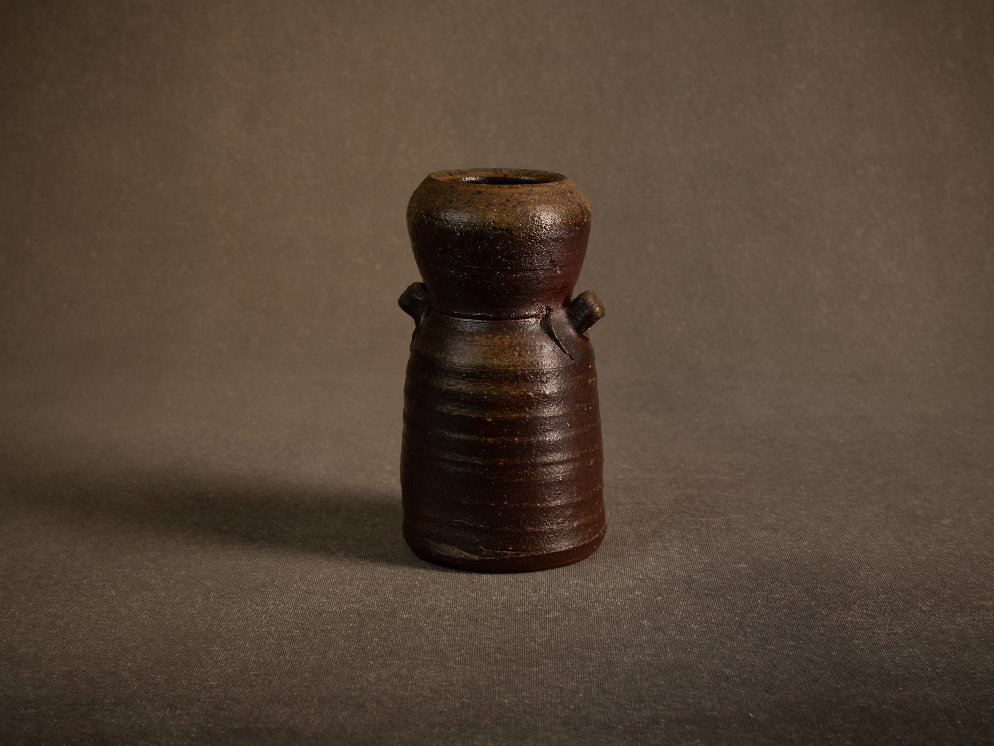 Vase hanaire en grès cuisson yakishime de Steen Kepp à La Borne, France (vers 1980-85)..Stoneware hanaire vase, yakishime firing, by Steen Kepp in La Borne, France (circa 1980-85)