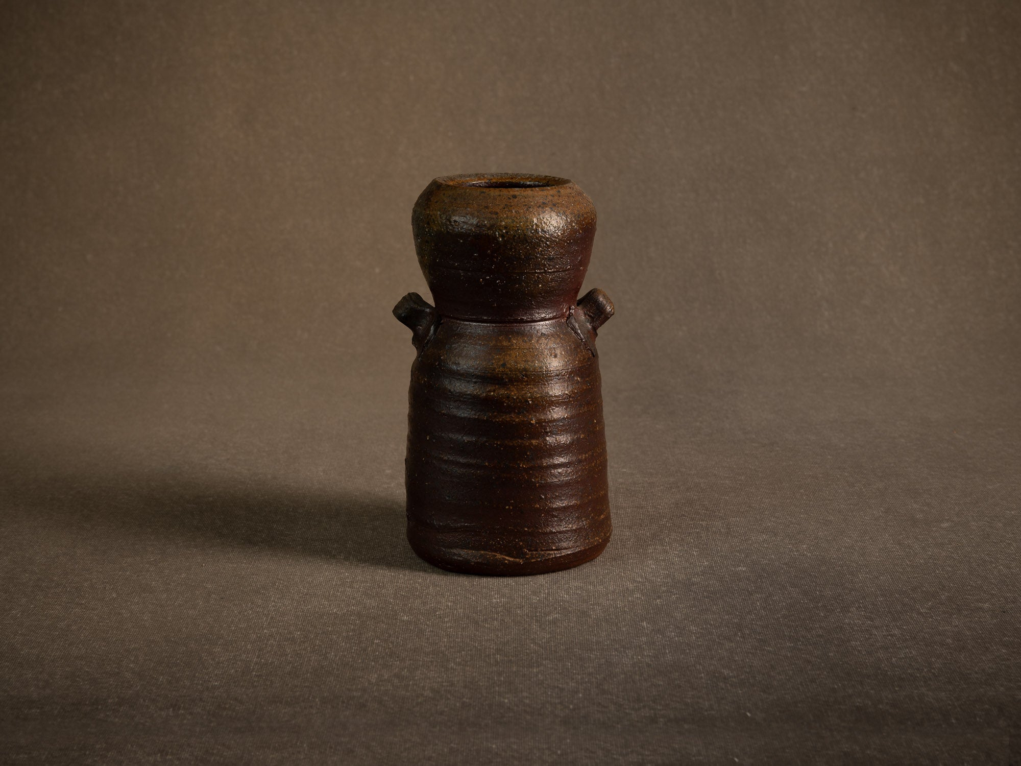 Vase hanaire en grès cuisson yakishime de Steen Kepp à La Borne, France (vers 1980-85)..Stoneware hanaire vase, yakishime firing, by Steen Kepp in La Borne, France (circa 1980-85)