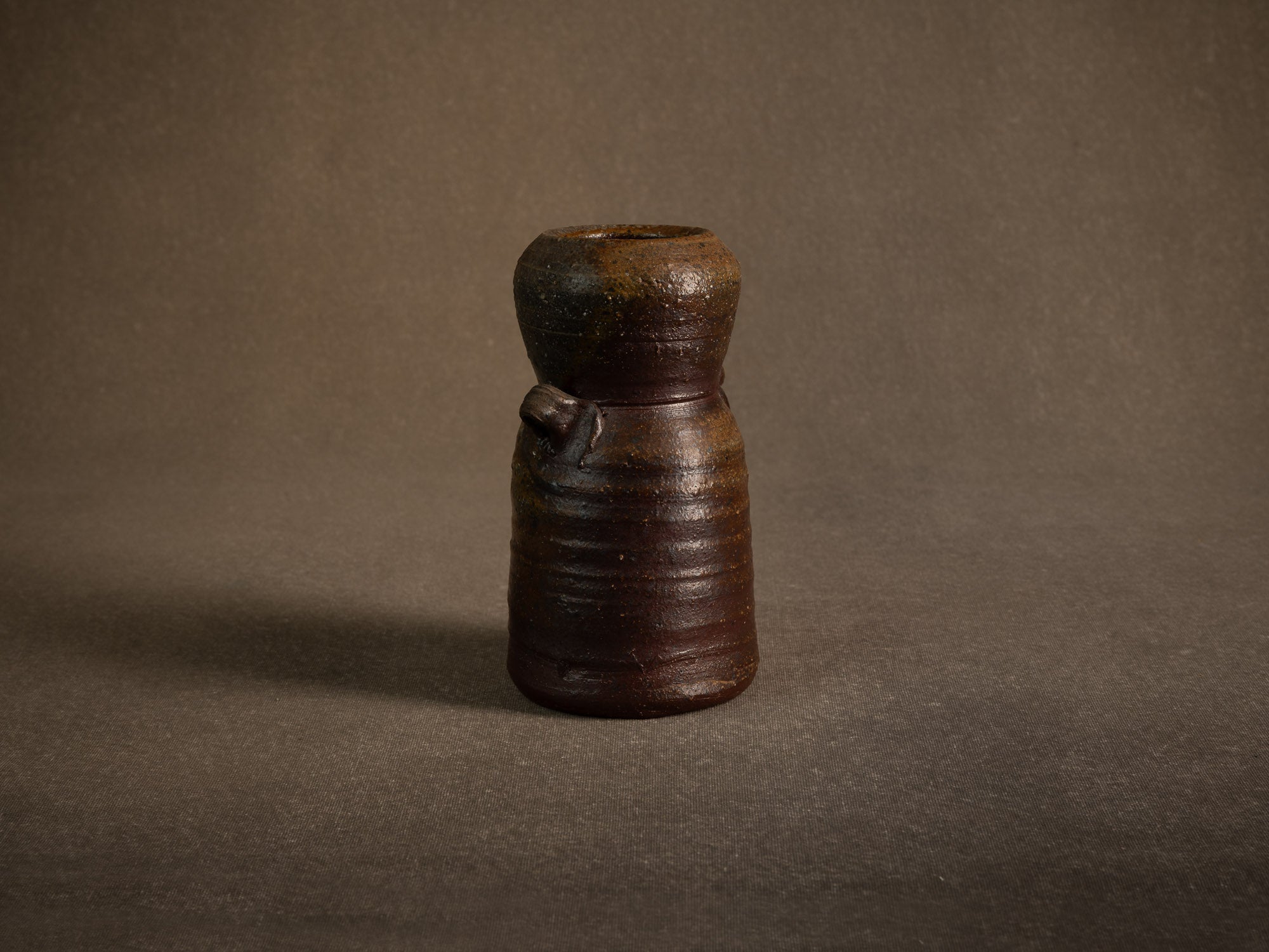 Vase hanaire en grès cuisson yakishime de Steen Kepp à La Borne, France (vers 1980-85)..Stoneware hanaire vase, yakishime firing, by Steen Kepp in La Borne, France (circa 1980-85)