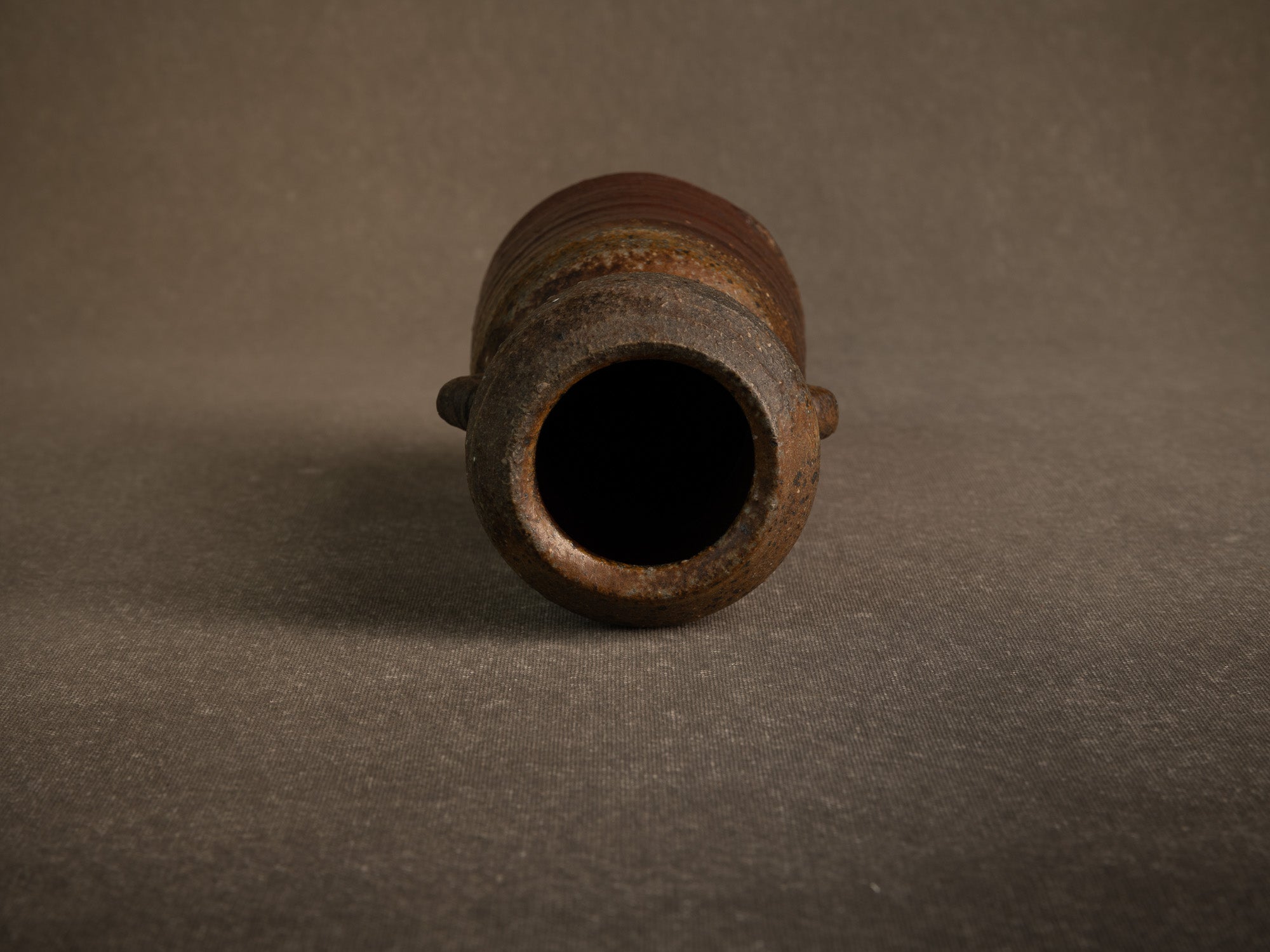 Vase hanaire en grès cuisson yakishime de Steen Kepp à La Borne, France (vers 1980-85)..Stoneware hanaire vase, yakishime firing, by Steen Kepp in La Borne, France (circa 1980-85)