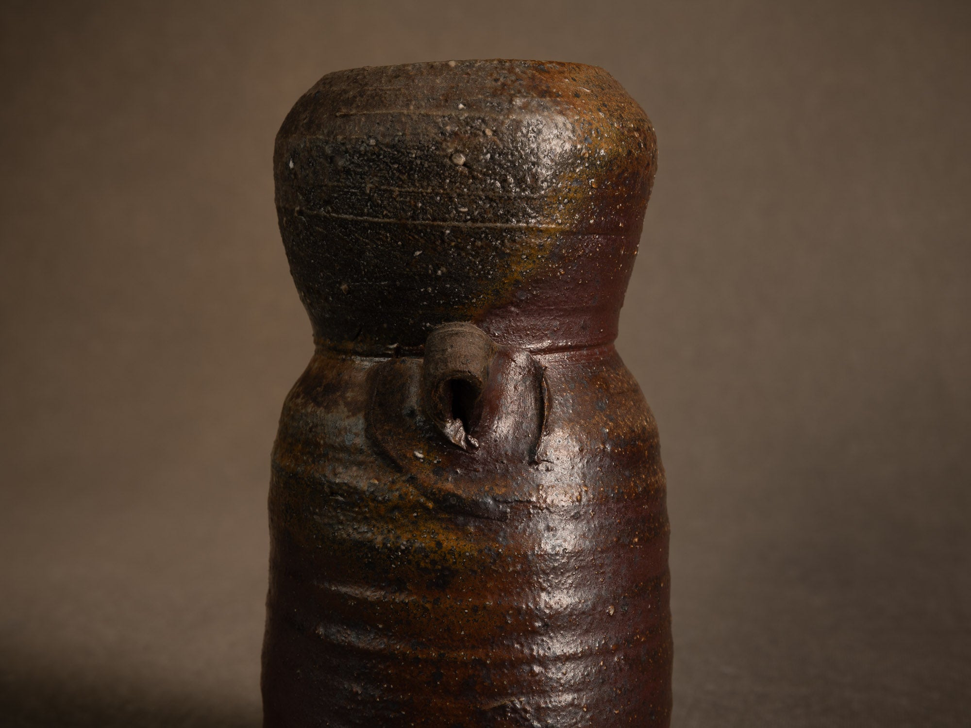 Vase hanaire en grès cuisson yakishime de Steen Kepp à La Borne, France (vers 1980-85)..Stoneware hanaire vase, yakishime firing, by Steen Kepp in La Borne, France (circa 1980-85)